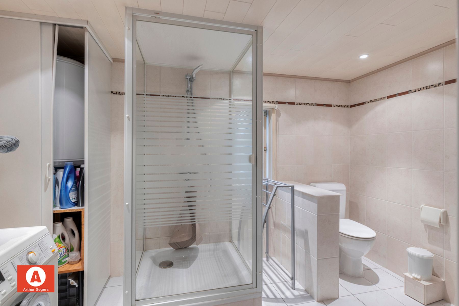 Verzorgde half-open bebouwing met oprit. foto 15