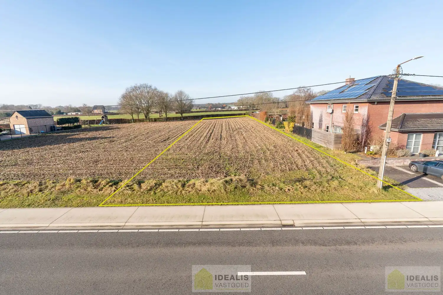 KNAPPE BOUWKAVEL (16A93CA) VOOR OPEN BEBOUWING OP EEN TOPLOCATIE, IN HET RUSTIG GELEGEN GROTE-BROGEL (PEER)! Deze bouwkavel met een oppervlakte van 16a 93ca biedt de mogelijkheid voor het bouwen van een prachtige eengezinswoning met aan de achterzijde van het perceel een prachtige vergezicht. De kavel is gelegen vlak bij de dorpskern van het gezellige Grote-Brogel en op enkele autominuten verwijderd van de centra van Peer, Kaulille, Bocholt en Bree. Ideaal voor zij die op zoek zijn naar een ruim perceel voor open bebouwing. foto {{pictureIndex}}