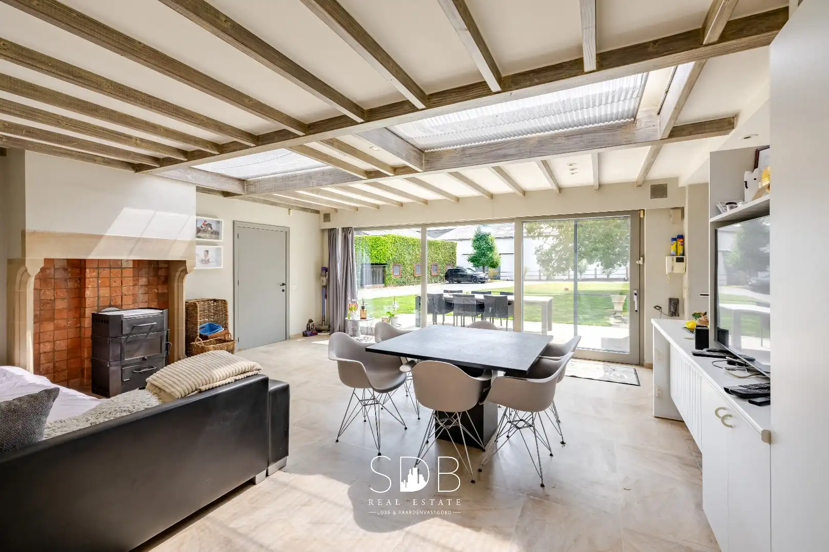 Landelijke villa met bijgebouwen en graslanden op 23.740m² foto 12