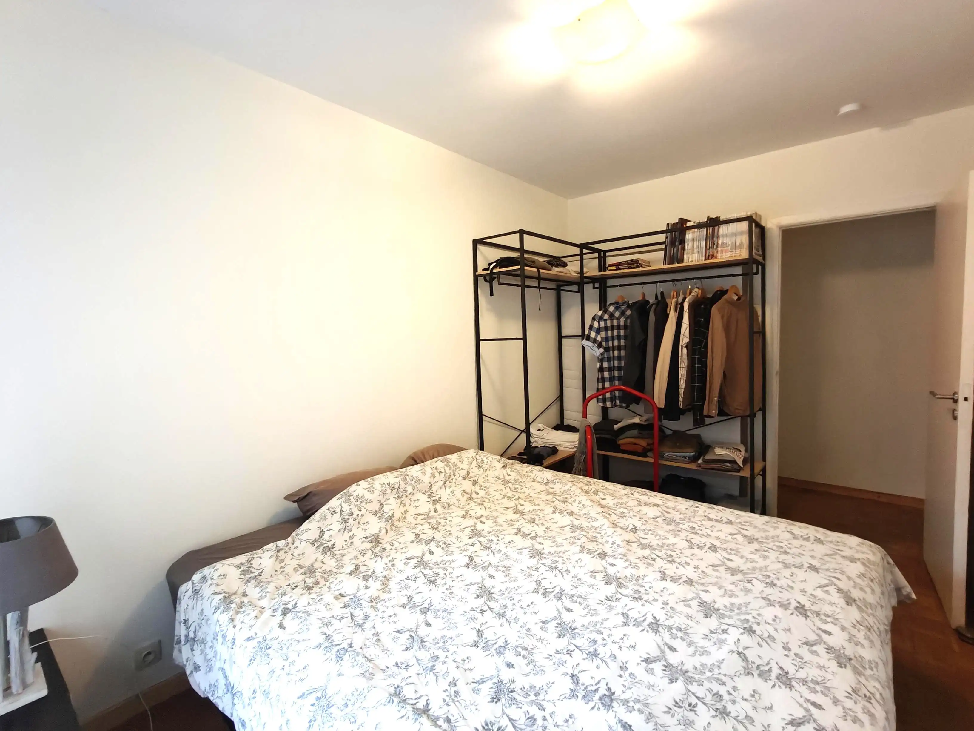 Ruim appartement met HANDELSGELIJKVLOERS met KELDER in hartje Oostende ! foto 8