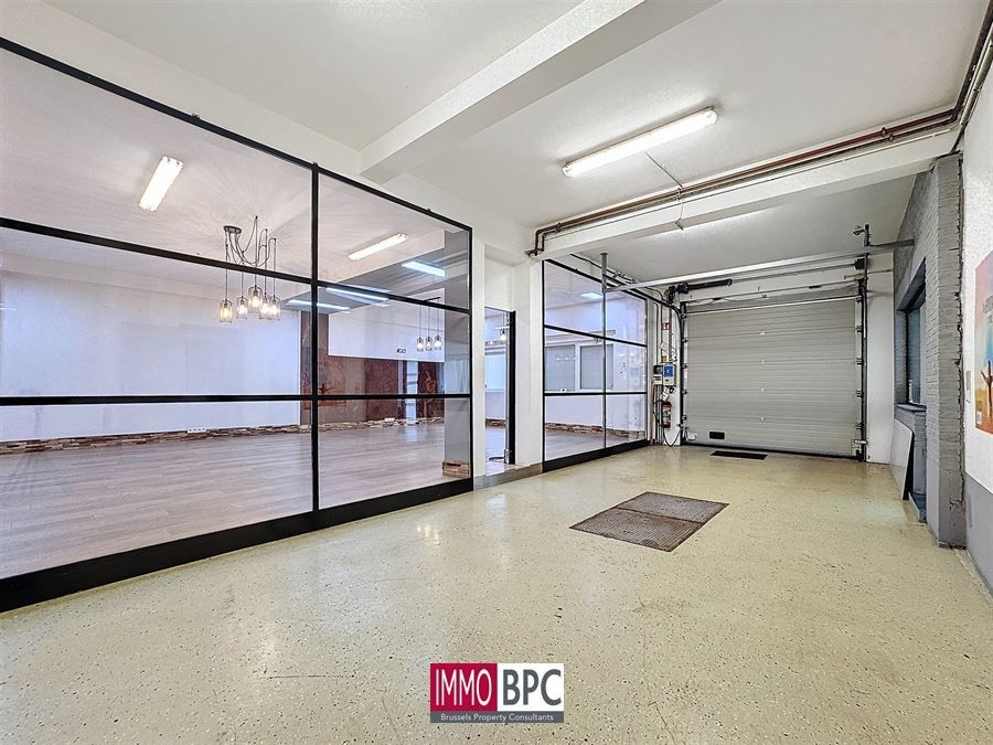 Magazijn met Showroom en Bureau foto 4