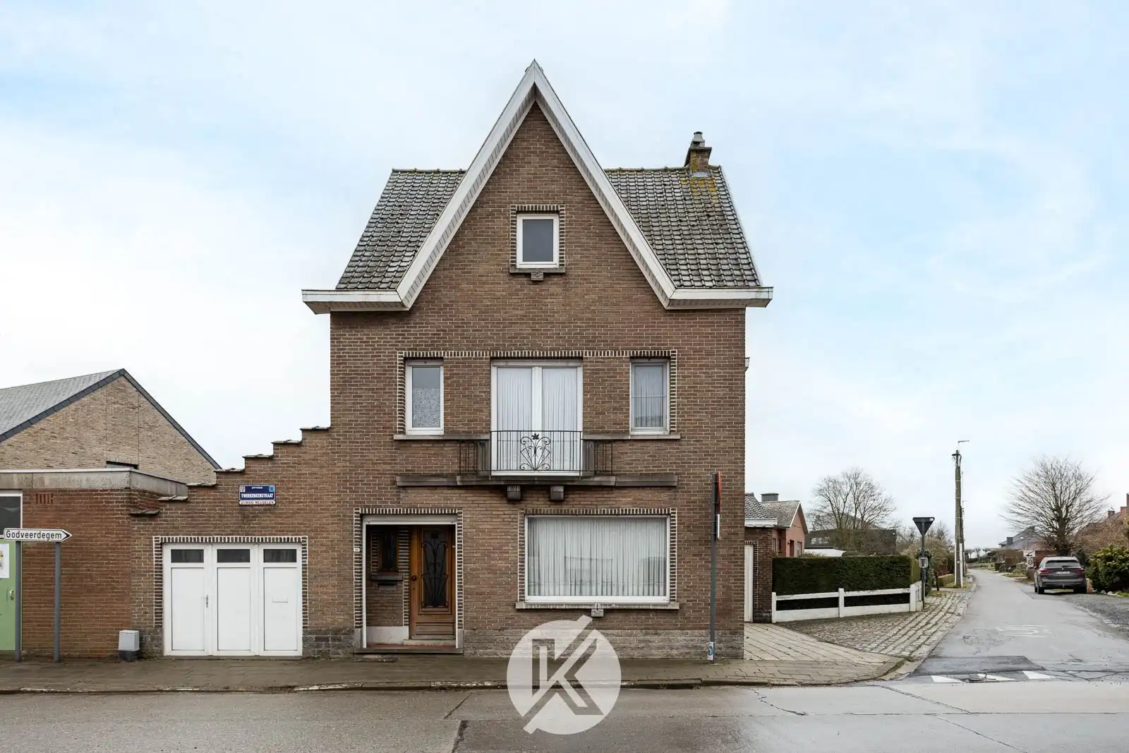 Vrijstaande, robuuste woning nabij het centrum foto 3