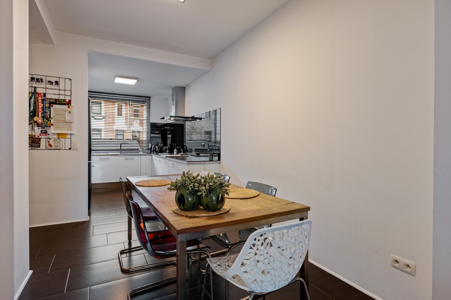 Instapklare woning met 4 slaapkamers, garage en tuin te Berchem! foto 6