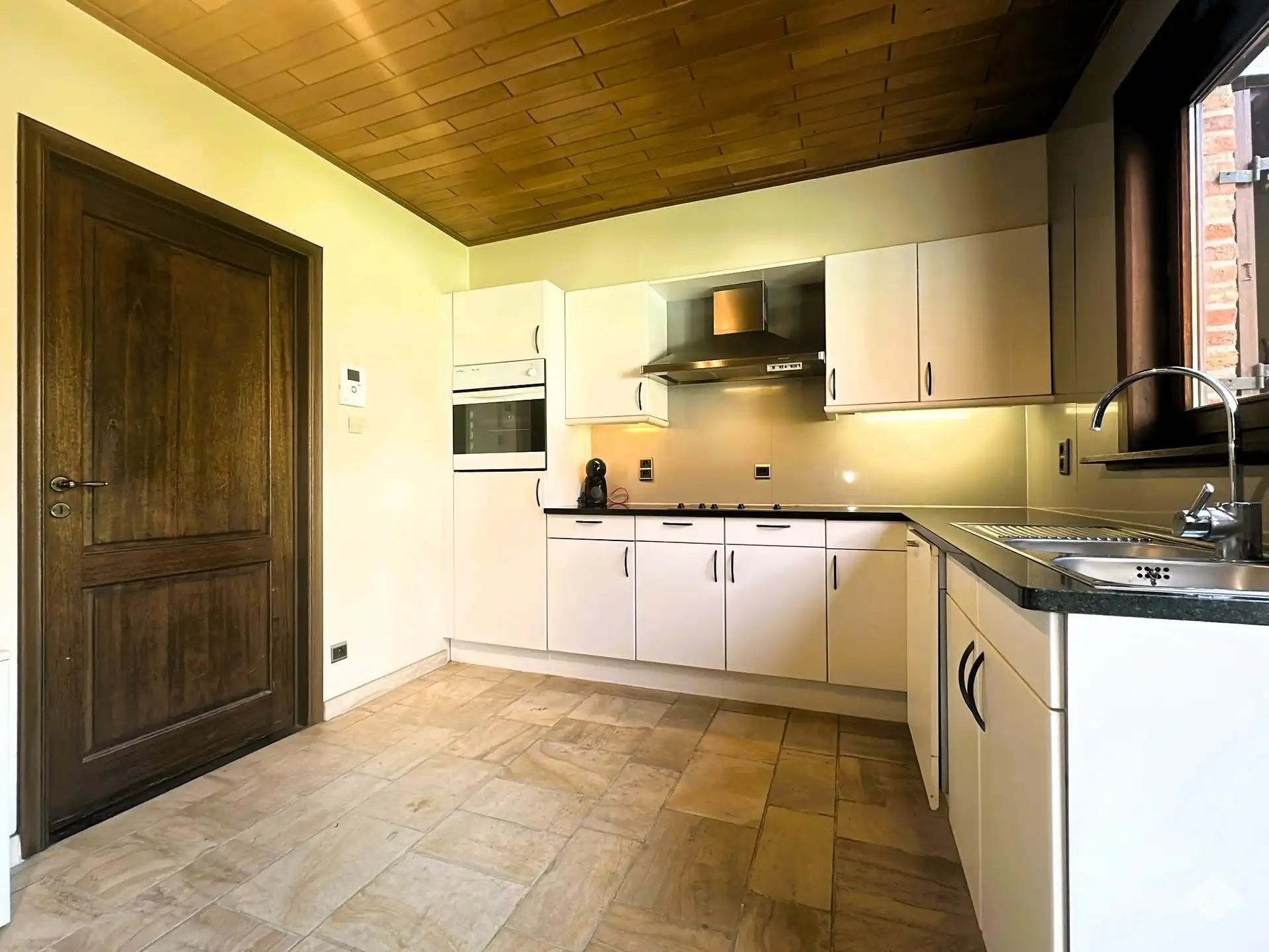 Gezinswoning met 5 slaapkamers op ruim perceel foto 9