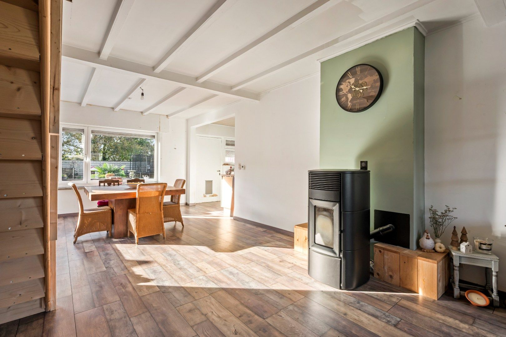 Op te frissen woning met 3 slaapkamers, opslagruimte en tuin op 864m² foto 4