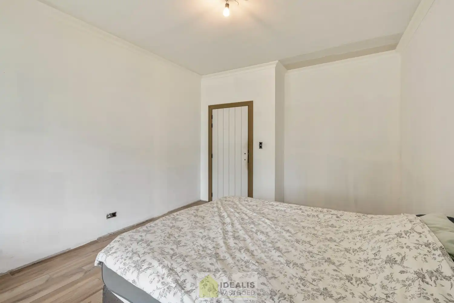 KNAPPE GROTENDEELS GERENOVEERDE EENGEZINSWONING MET EEN HEERLIJK LICHTRIJKE WOONKAMER MET OPEN KEUKEN, AANSLUITEND VERANDA MET ZICHT OP DE ZEER RUIME TUIN (+-2700M²!), 3 SLAAPKAMERS, RUIMTELIJKE BADKAMER VOORZIEN VAN BAD EN INLOOPDOUCHE EN DE WONING IS VOLLEDIG ONDERKELDERD! EEN HEERLIJK RUIME BUNGALOW DIE NOG VOLLEDIG NAAR EIGEN SMAAK AFGEWERKT KAN WORDEN! Een aangename woning met een bewoonbare oppervlakte van +- 205m² op een perceel van +- 26are98ca (2698m²) op een rustige locatie! Tevens is de woning centraal gelegen t.o.v. het centrum van Peer, Meeuwen (Oudsbergen) en Houthalen-Helchteren en kan men vlot gebruik maken van de Noord-Zuidverbinding (A24). foto 16