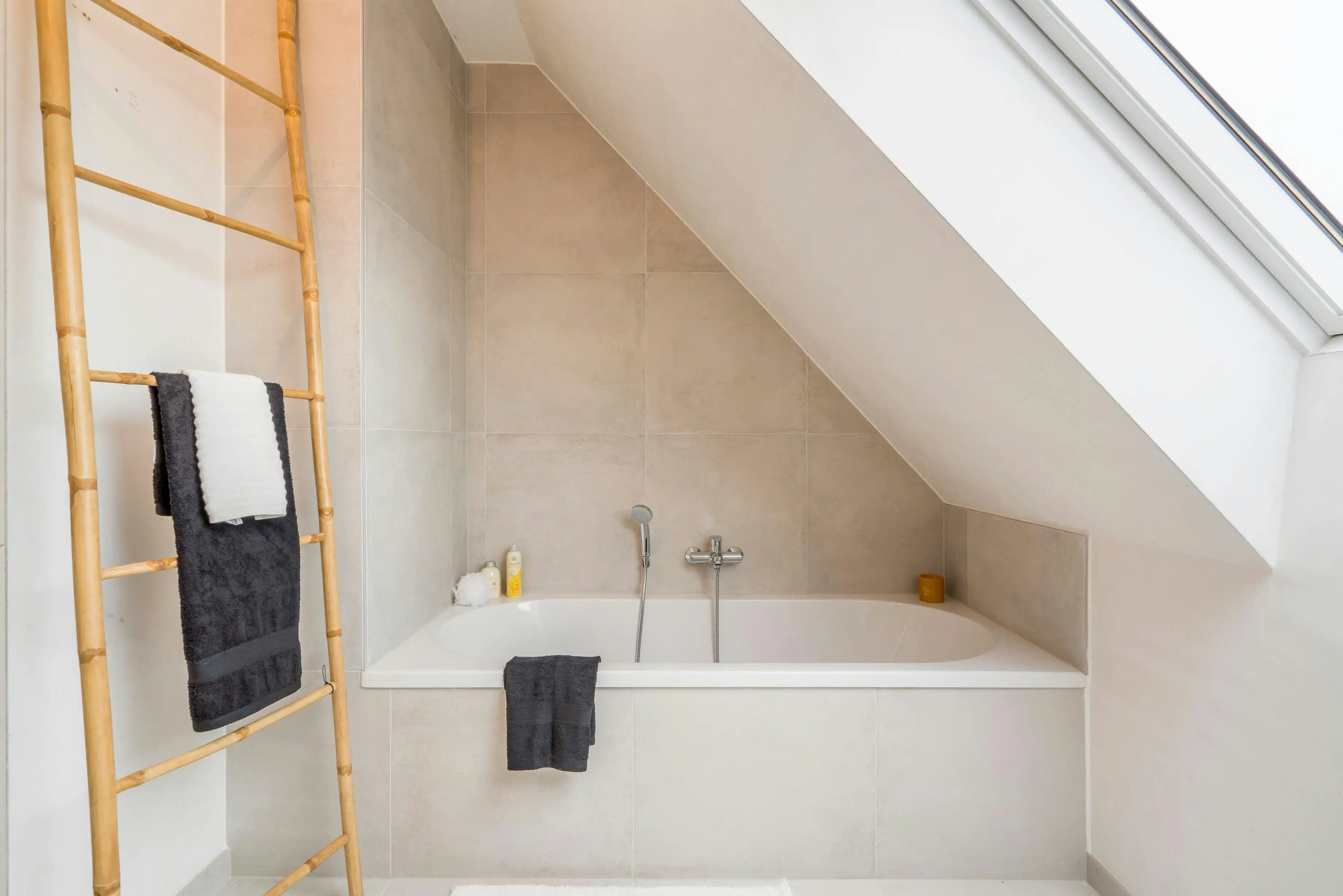 Ruim en lichtrijk appartement in hartje Proven foto 23