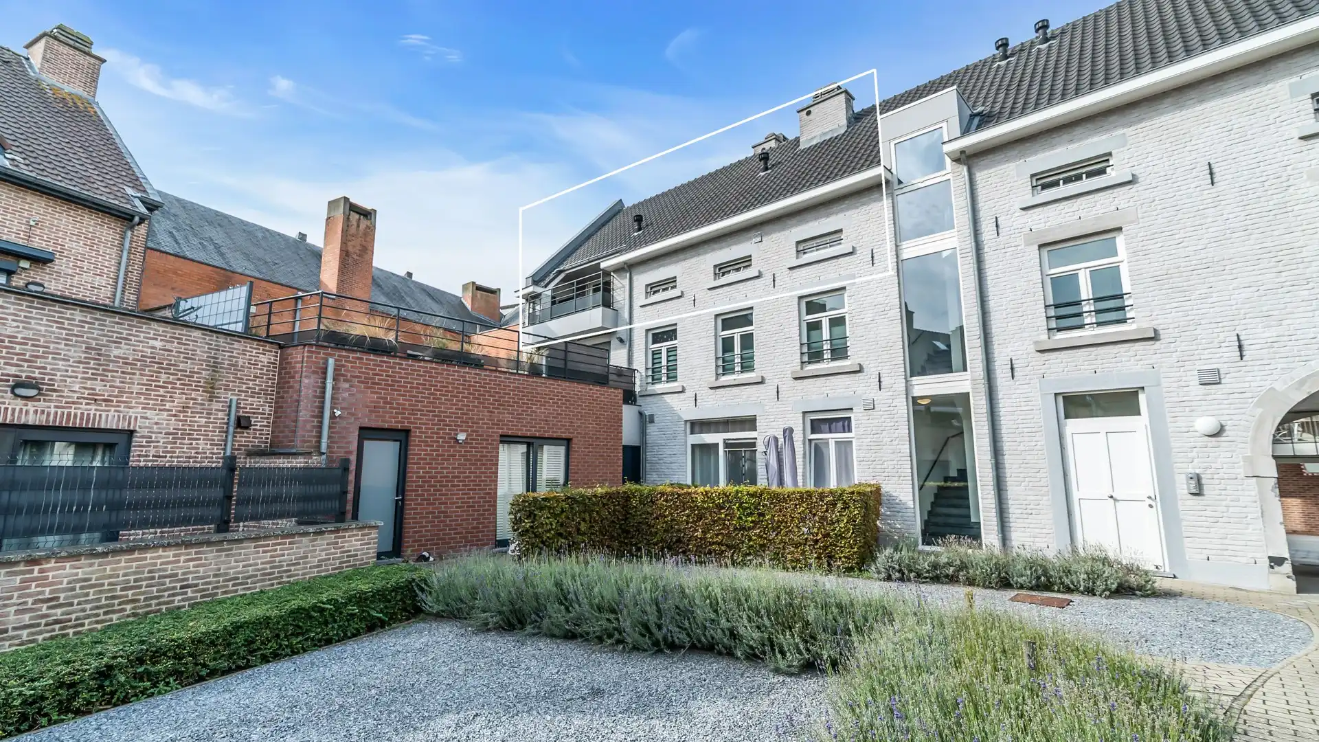 Unieke loft met terras en private parking. Uitstekende ligging aan de vernieuwde Markt. foto 2