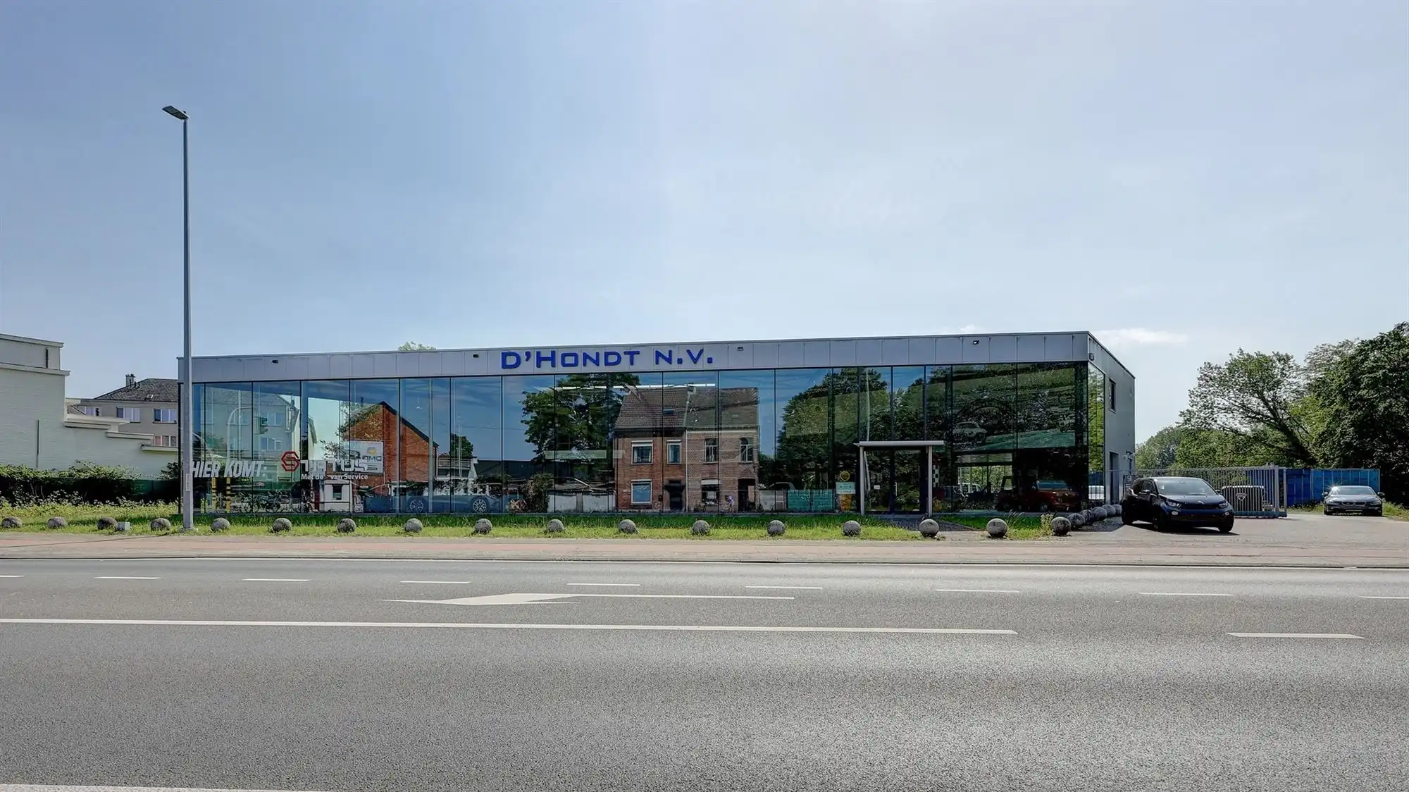 Zeer ruime showroom op een mooie zichtlocatie foto {{pictureIndex}}