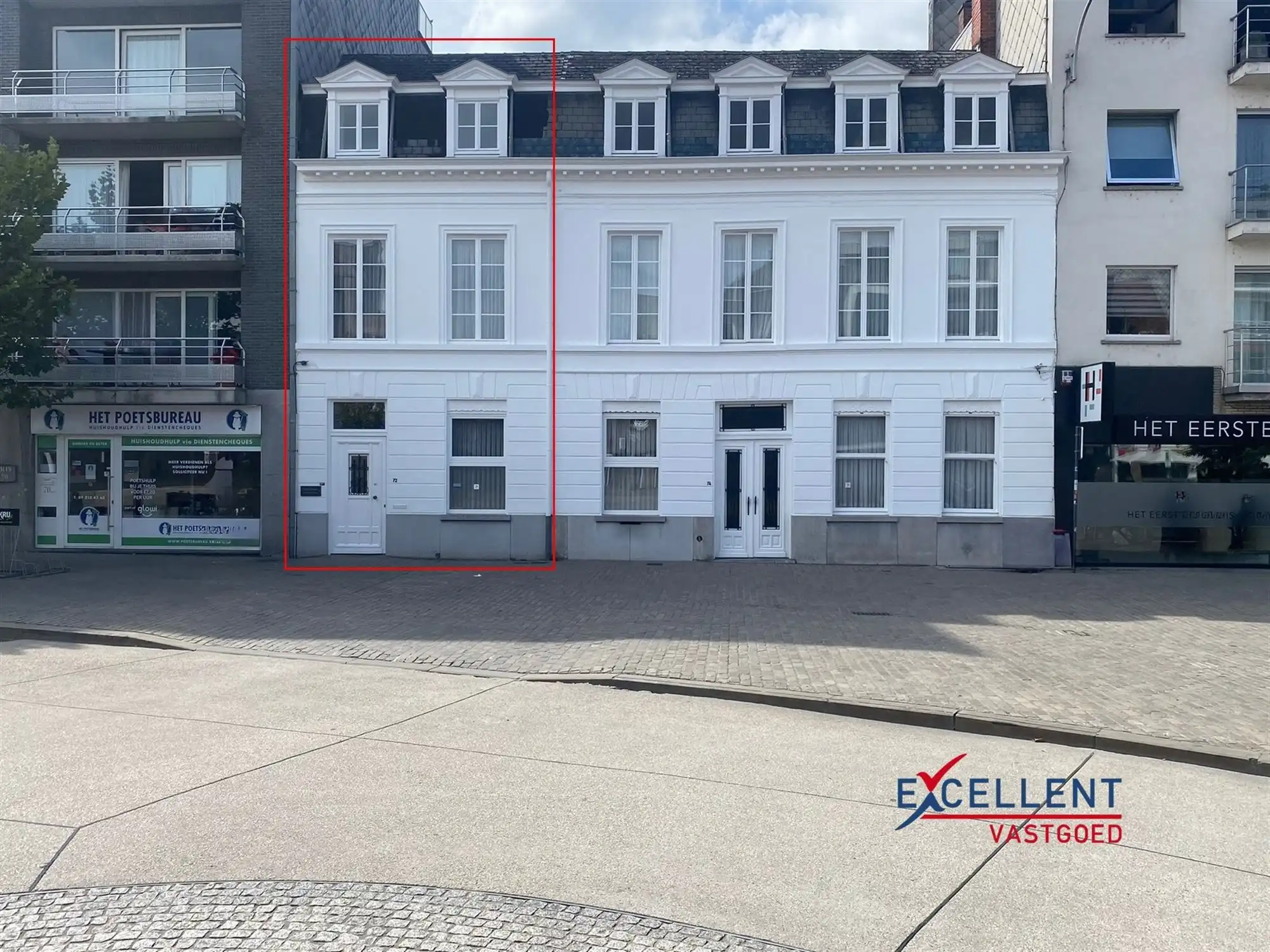 Moderne praktijkruimte te huur op de Markt van Deinze foto {{pictureIndex}}