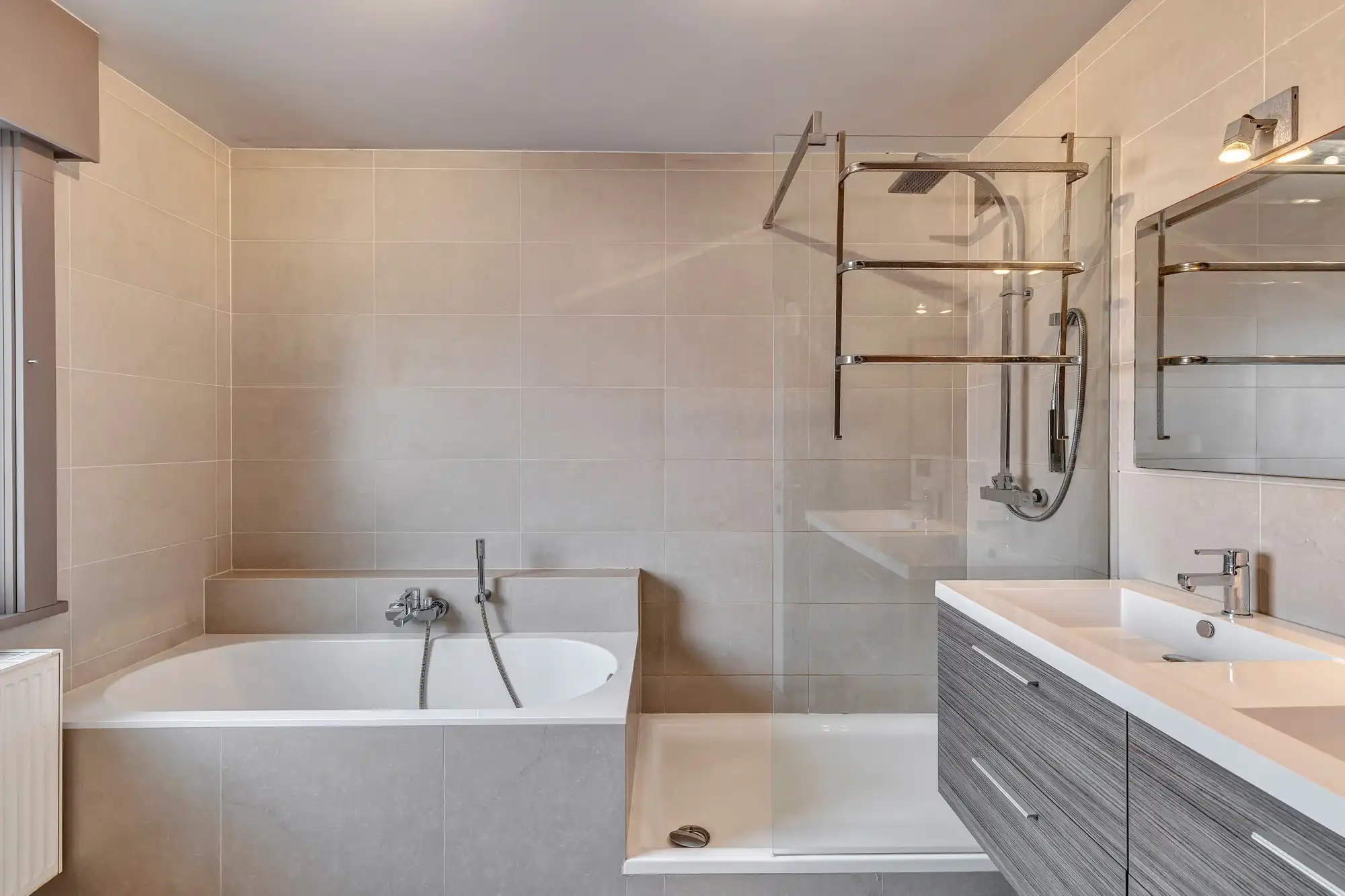 Zeer ruime woning met handelsruimte, garages en zonnige tuin foto 10