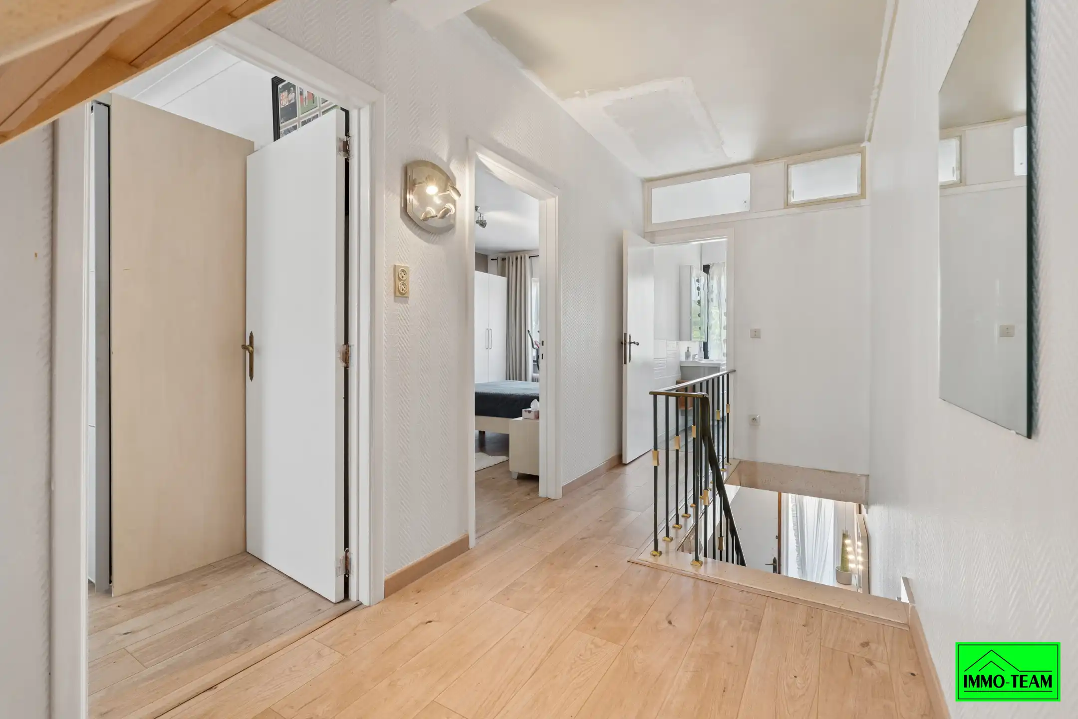 Ruime gedeeltelijk vernieuwde 2-gevel op gunstige locatie foto 10