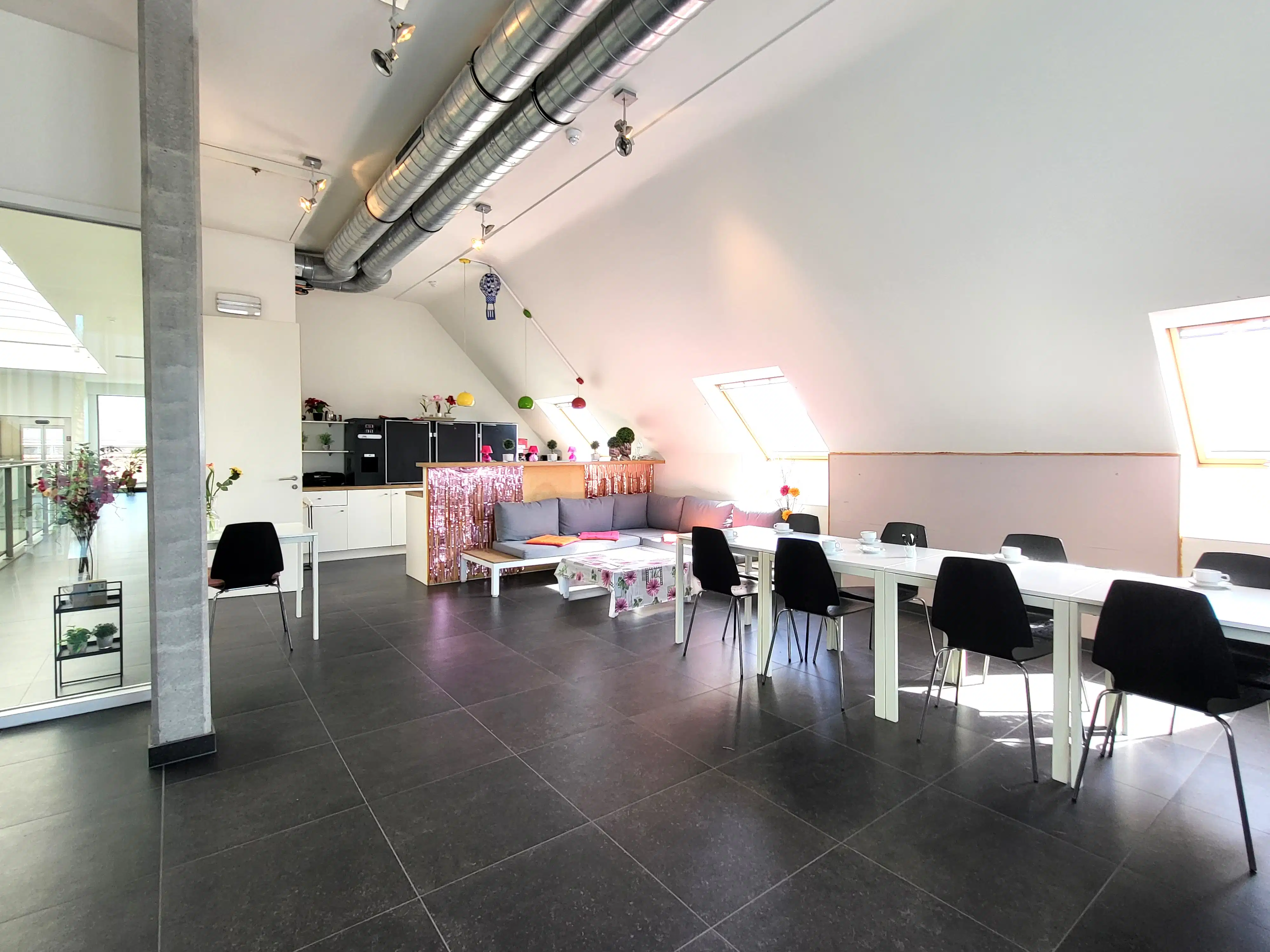 Instapklaar en energiezuinig appartement (66 m²) met zuidgerichte terrassen, ideaal gelegen in een rustige dorpsomgeving op wandelafstand van winkels, openbaar vervoer en scholen.  foto 27