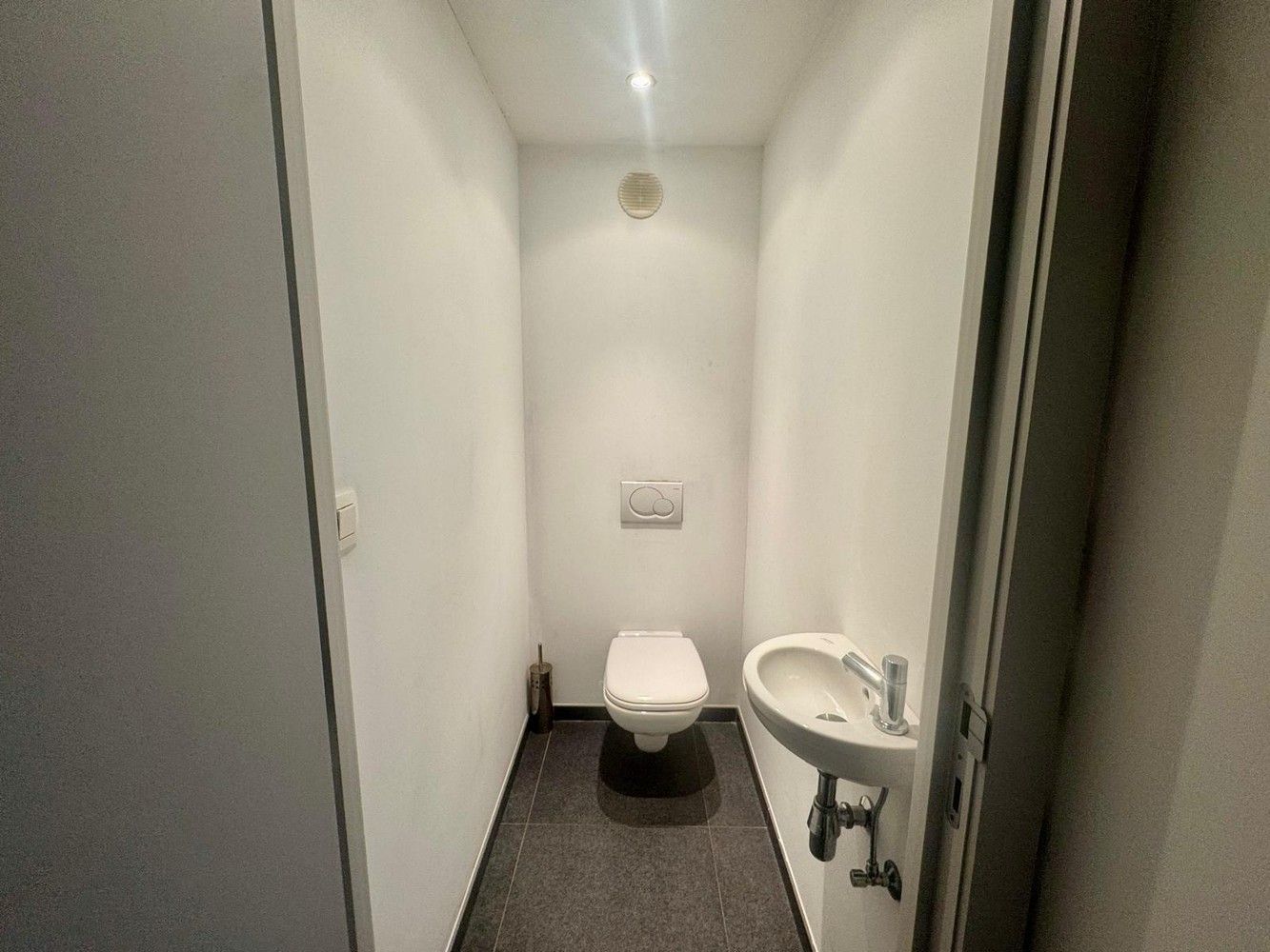 Handels / kantoorruimte pal aan het centrum van Genk foto 5