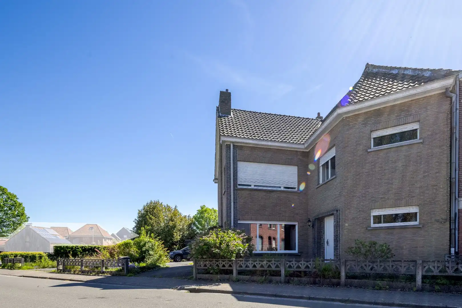 Op te frissen half open bebouwing met ruime tuin, en garage in Gijzegem foto {{pictureIndex}}