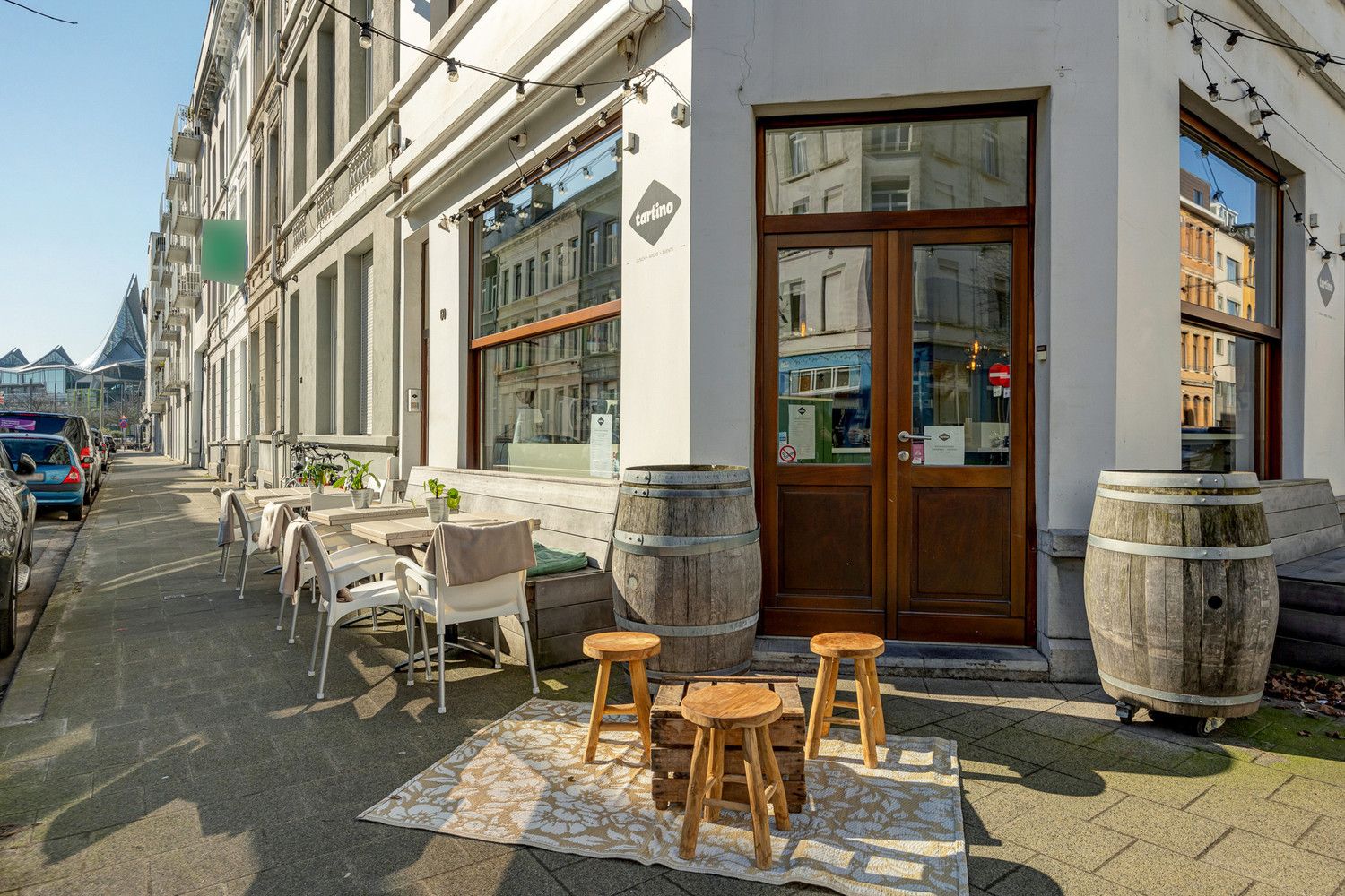 Uitstekend gelegen en instapklaar handelsgelijkvloers met ruim terras op toplocatie te Antwerpen-Zuid foto 3