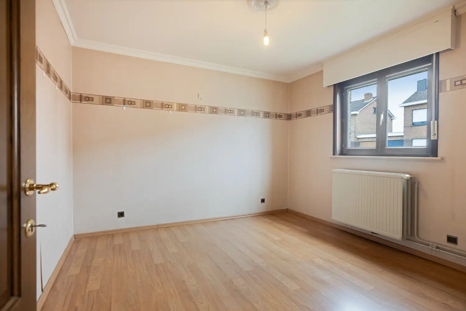 Halfopen woning met 3 slaapkamers en inpandige garage in Oostkamp - Perfect voor wie rust en ruimte zoekt. foto 10