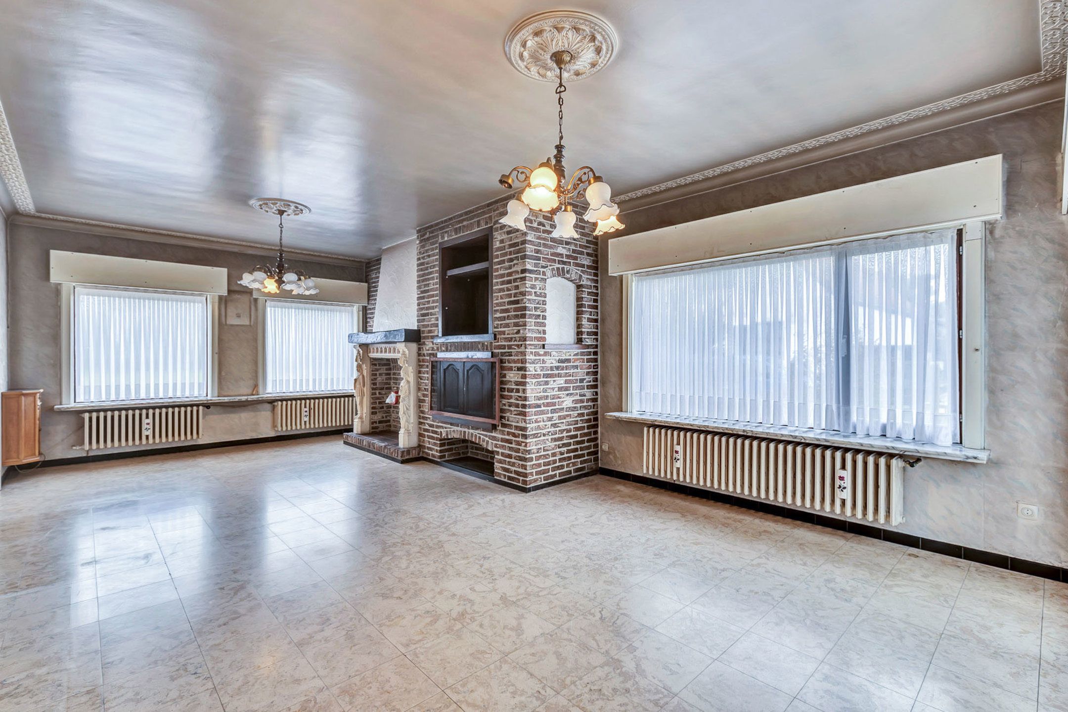 Halfopen woning met veel potentieel op ruim perceel foto 3