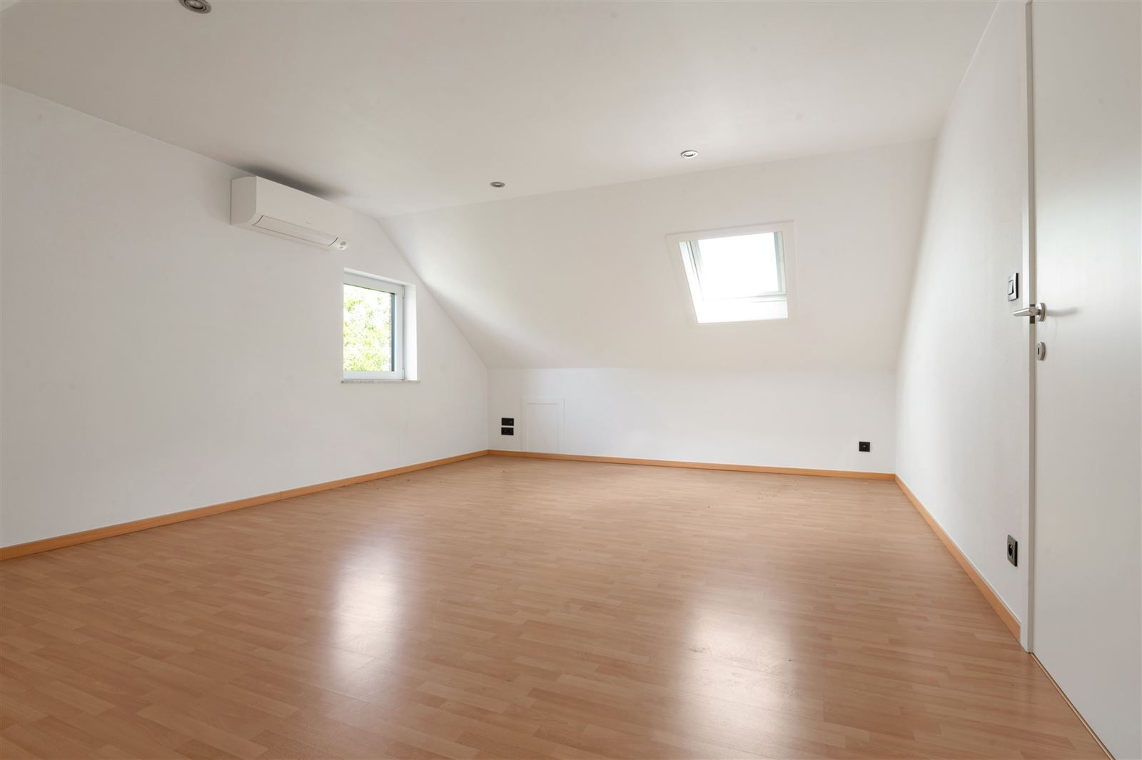 Instapklare, recent gerenoveerde villa te Zwalm! foto 25