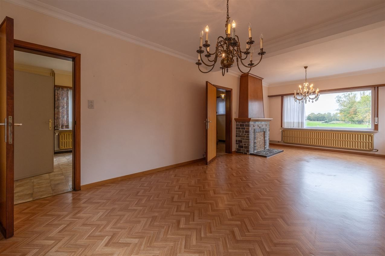 Temidden van agrarisch gebied, grenzend aan bos foto 6