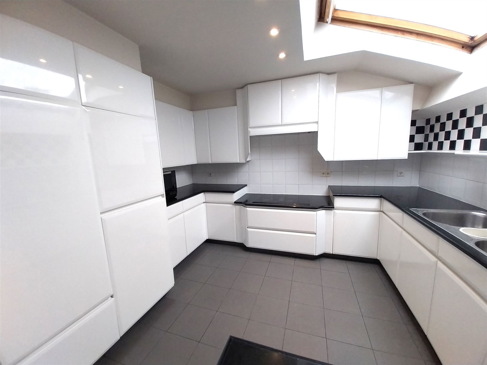 TE HUUR: Ruim appartement met 3 slaapkamers te Genk! foto 10