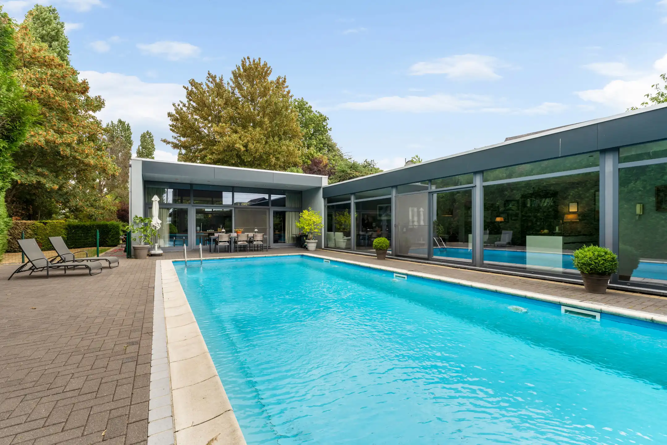 Architecturale villa met zwembad en parktuin foto 12