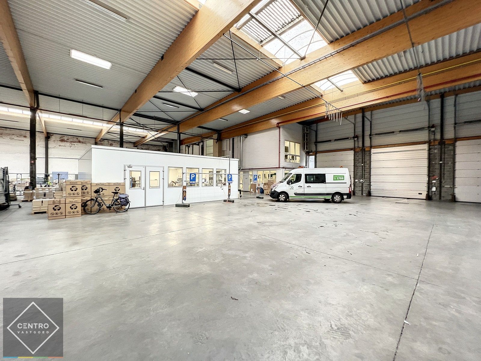 Instapklare burelen/showroom (± 1.400 m²) + opslagplaats  ( ± 2.700m²) met 4 sectionale poorten en VH van 7m te ROESELARE ! foto 7