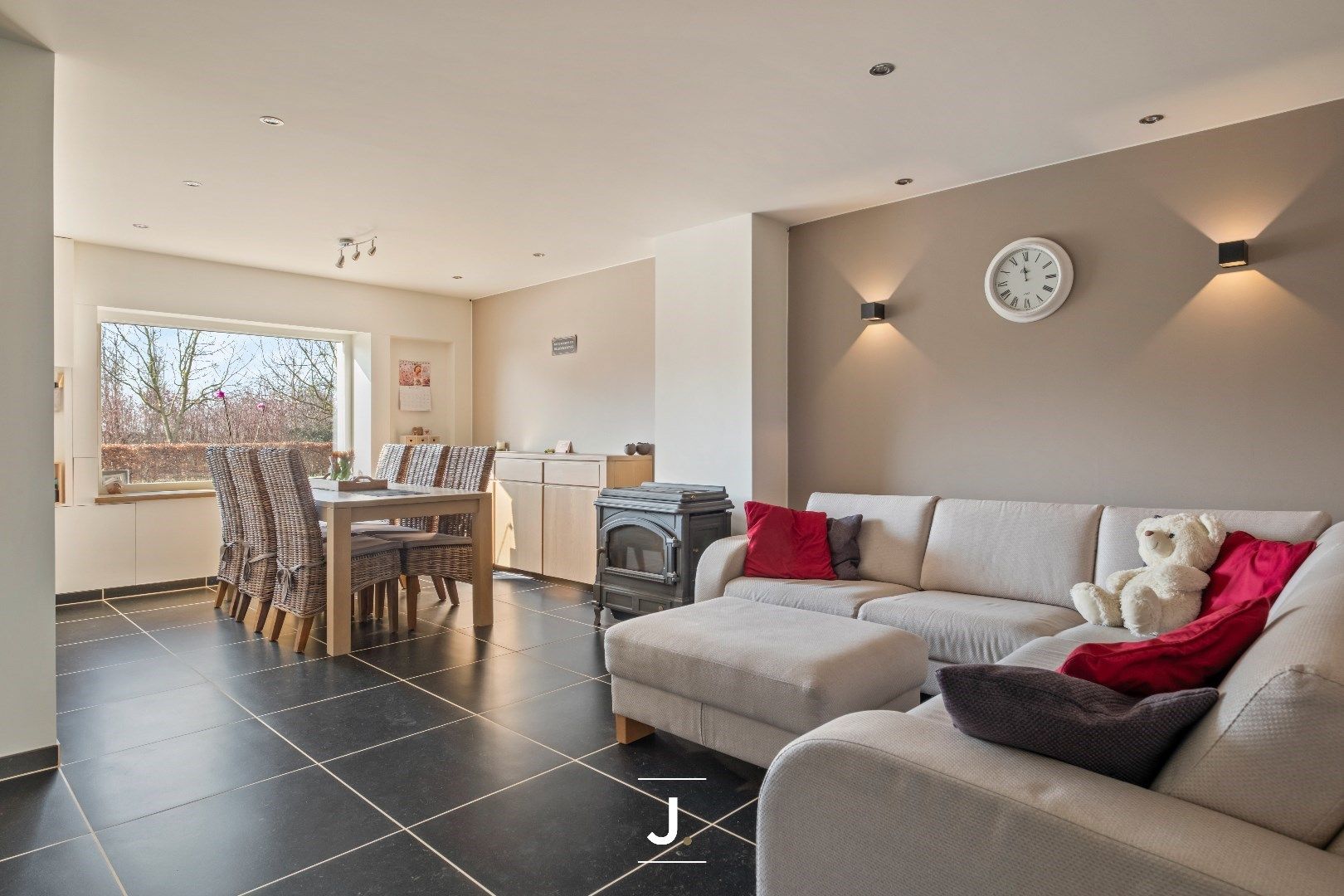 Instapklare en totaal gerenoveerde woning in Sint-Denijs foto {{pictureIndex}}