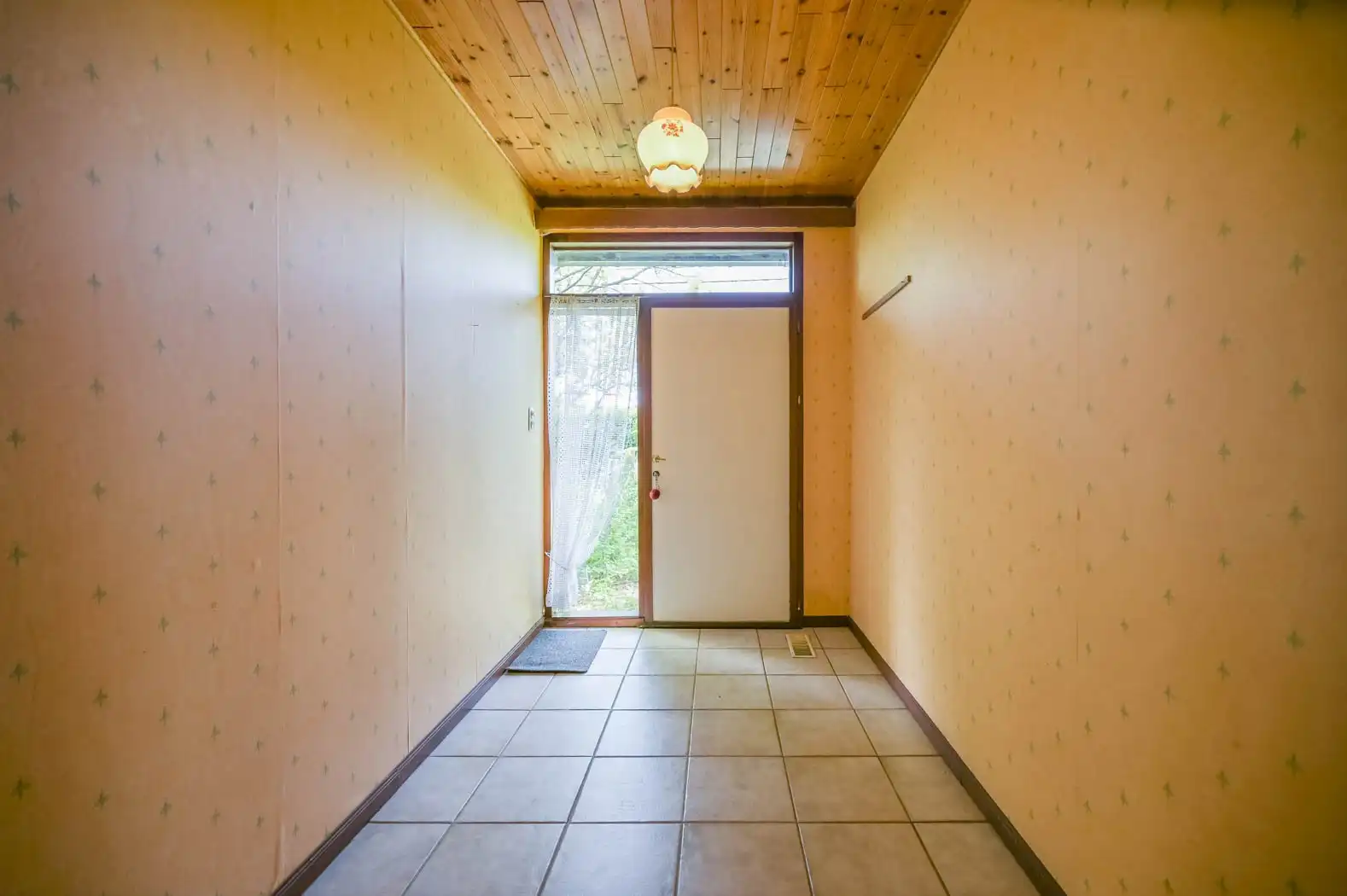 Uniek renovatieproject: lichtrijke en uiterst ruime bungalow met grote inpandige garage op een idyllisch groen perceel foto 3