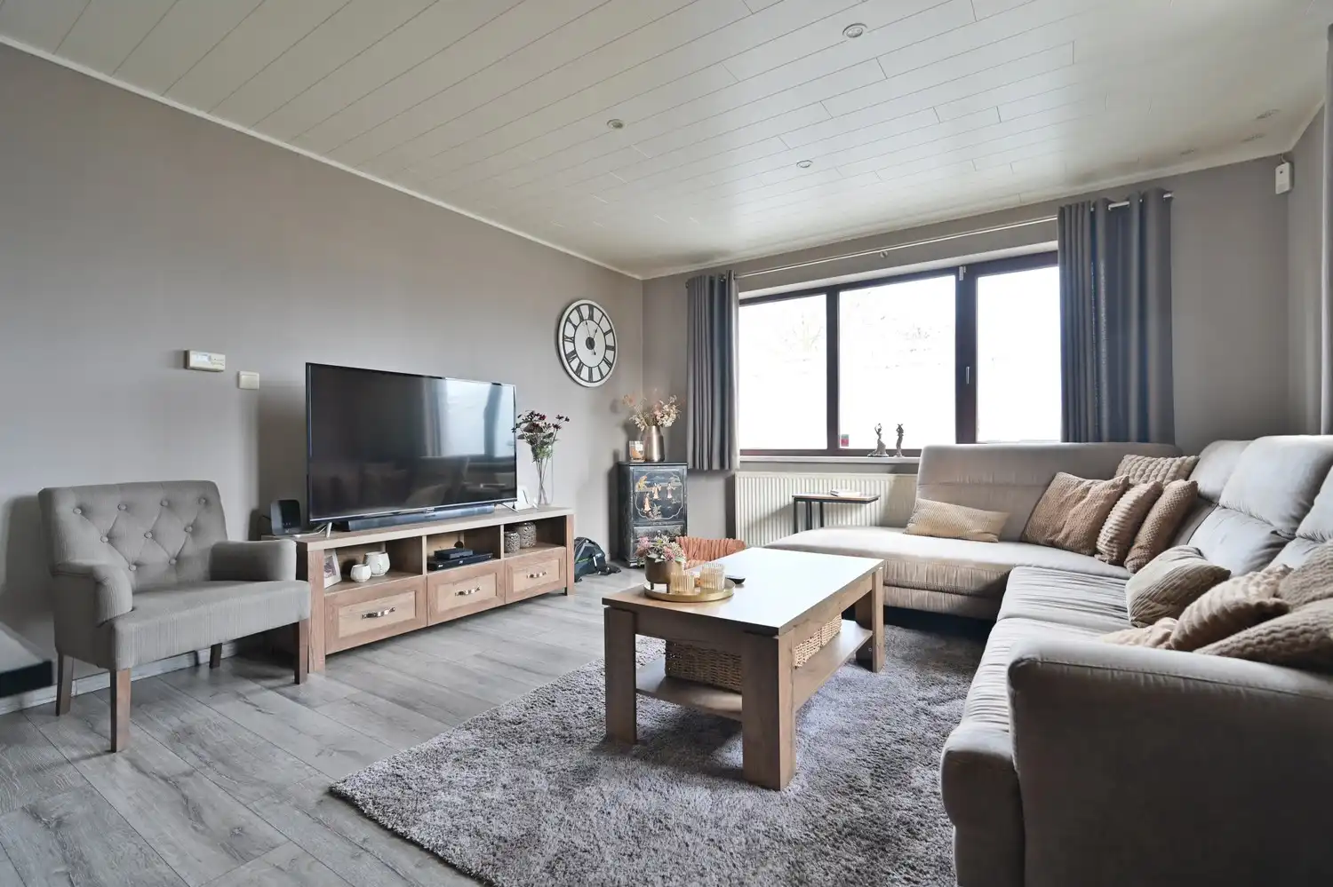 Woning met bedrijfshal op volledig omheind perceel foto 14