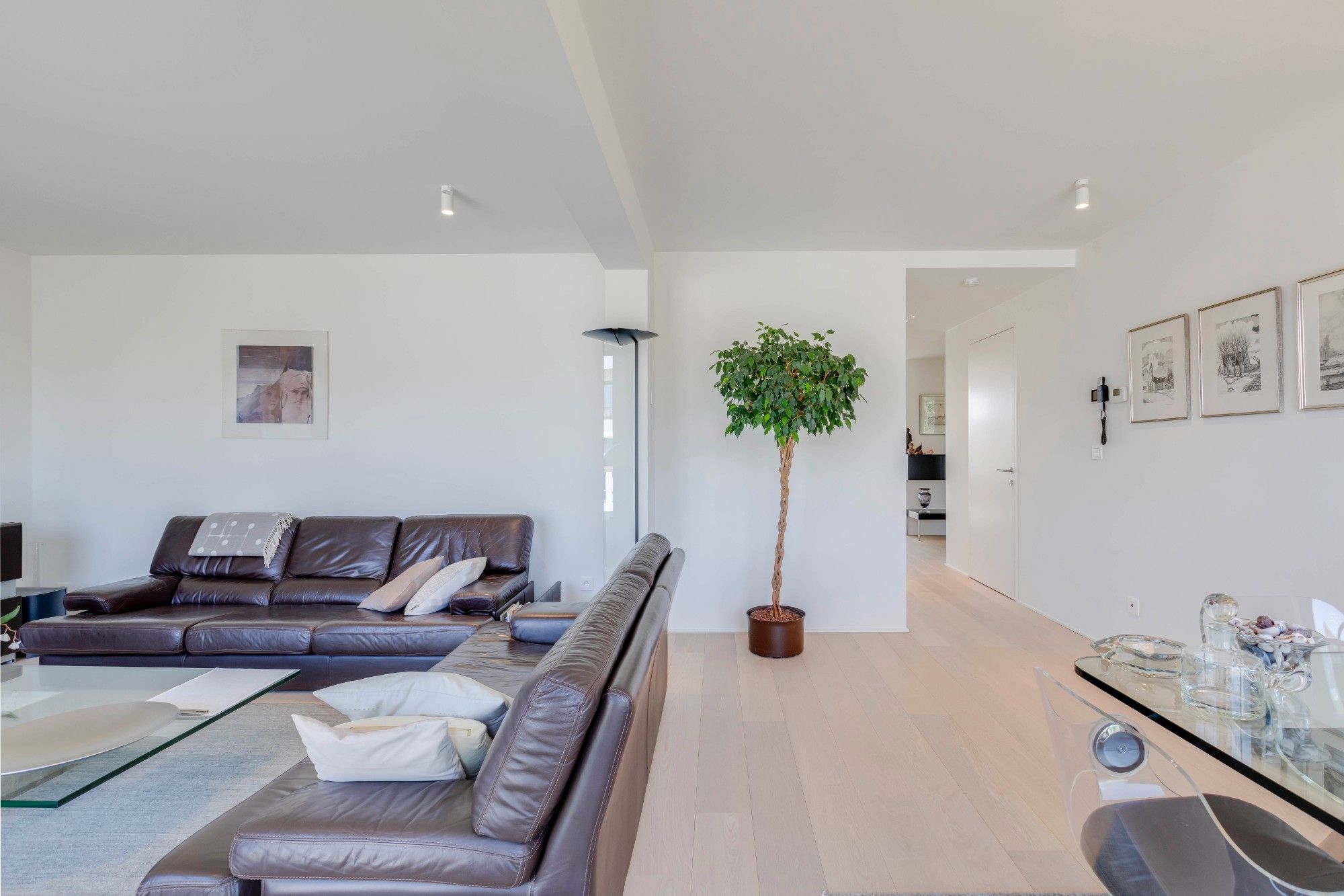 Stijlvol en lichtrijk appartement op toplocatie foto 8