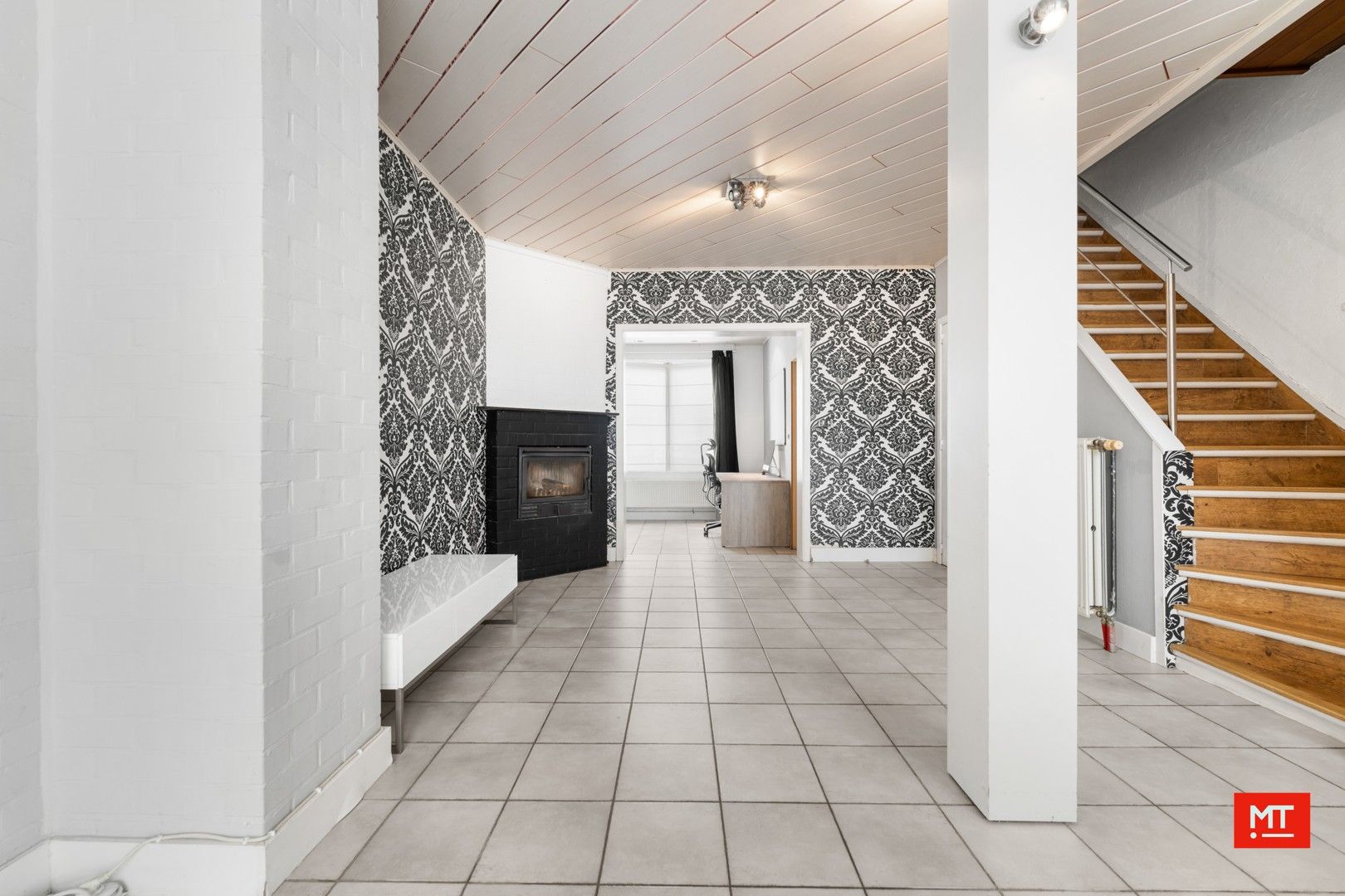 Bijzonder ruime woning met opslagruimte, dubbele garage en uitweg in centrum Langemark foto 9