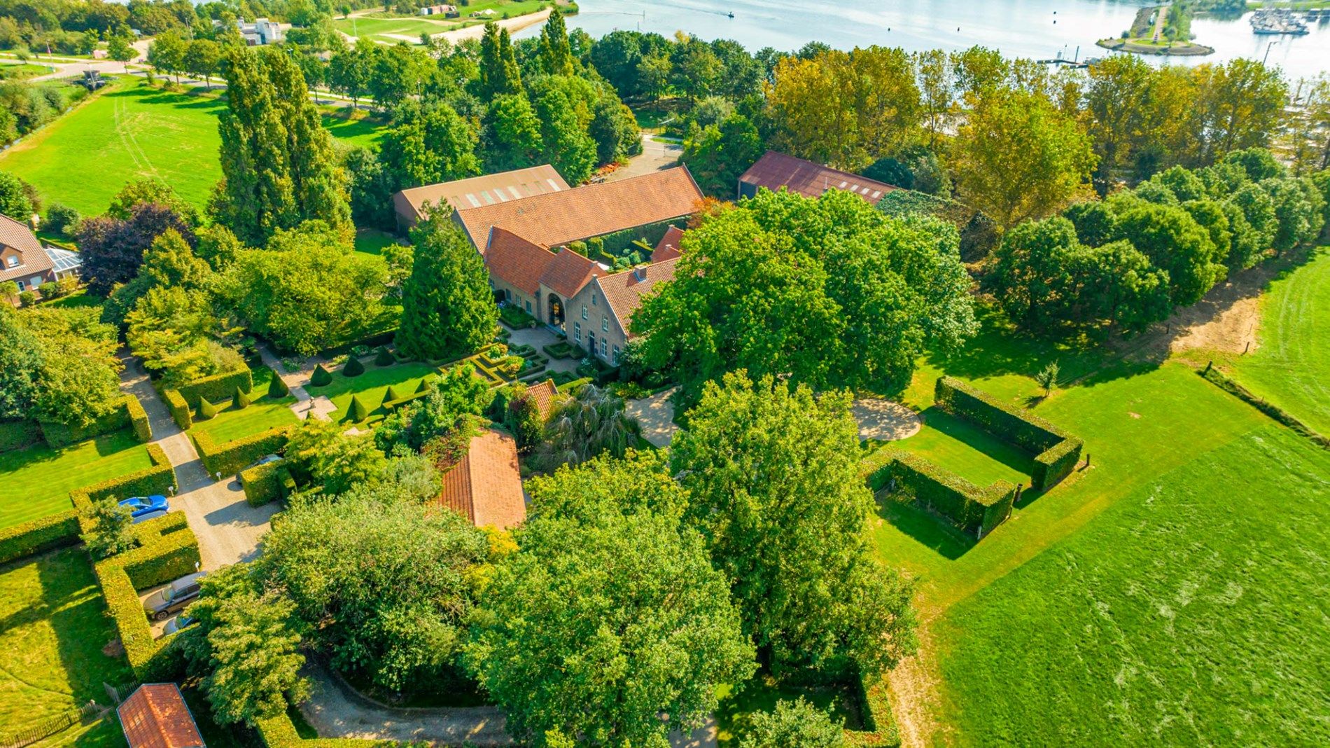 Prachtige vierkantshoeve omringd door weilanden en prachtige tuin foto 3