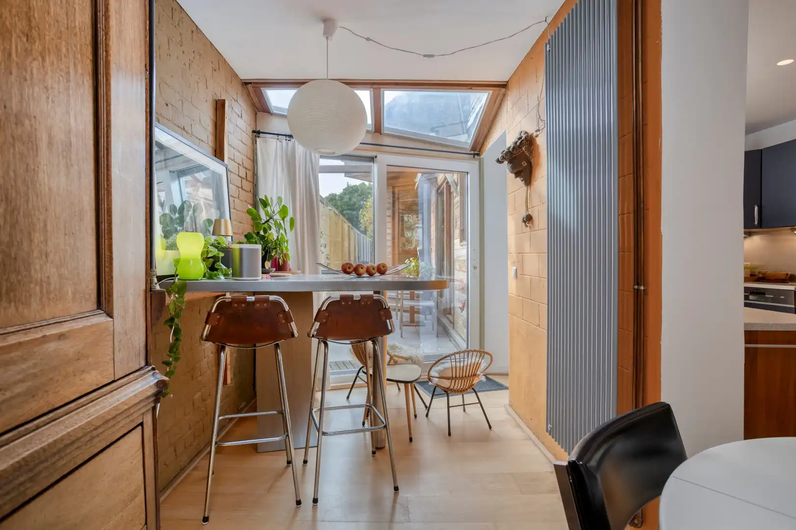 Bijzonder charmante en karaktervolle gerenoveerde woning met 4 slaapkamers, diepe tuin en handelsmogelijkheid foto 11