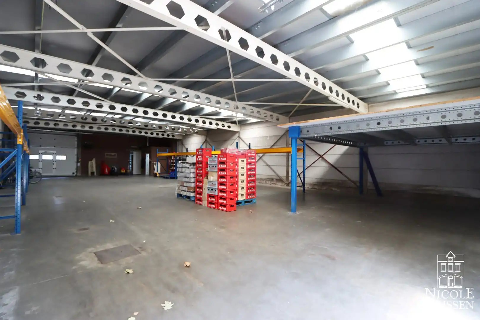 Grote loods en handelspand met bovengelegen woonst net buiten het centrum van Maaseik foto {{pictureIndex}}