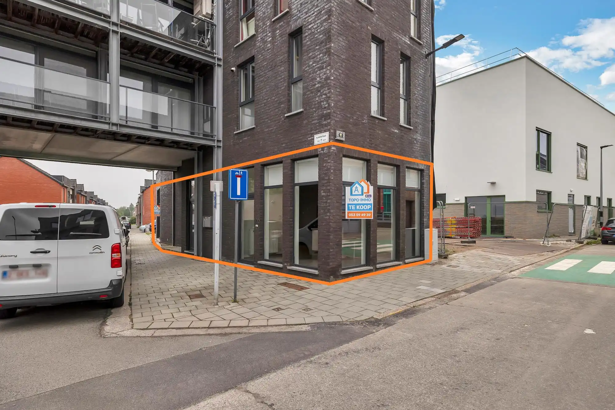 Instapklaar commercieël gelijkvloers met parking in Aalst foto 2