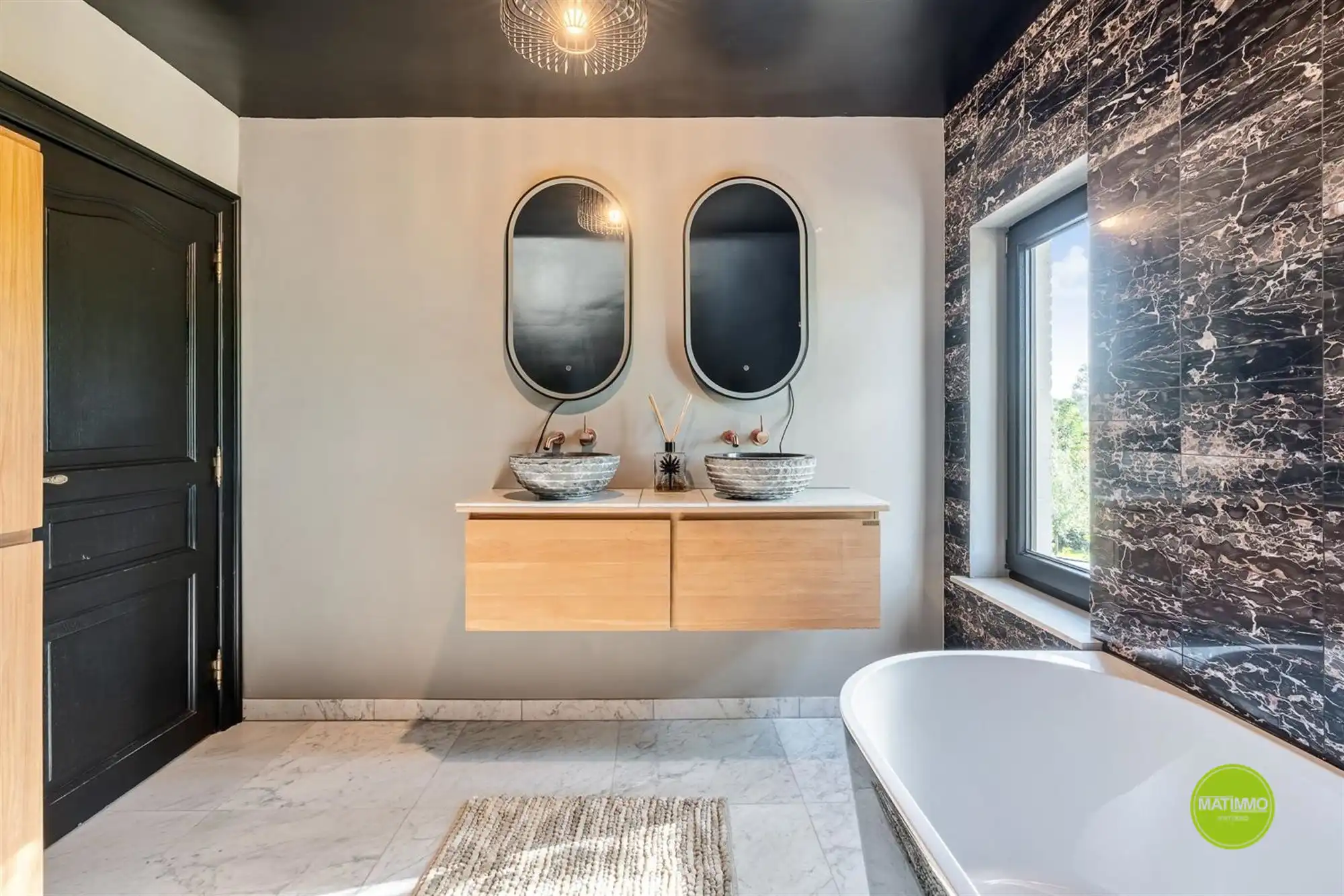 Luxueus gerenoveerde woning met groot stuk grond  foto 38