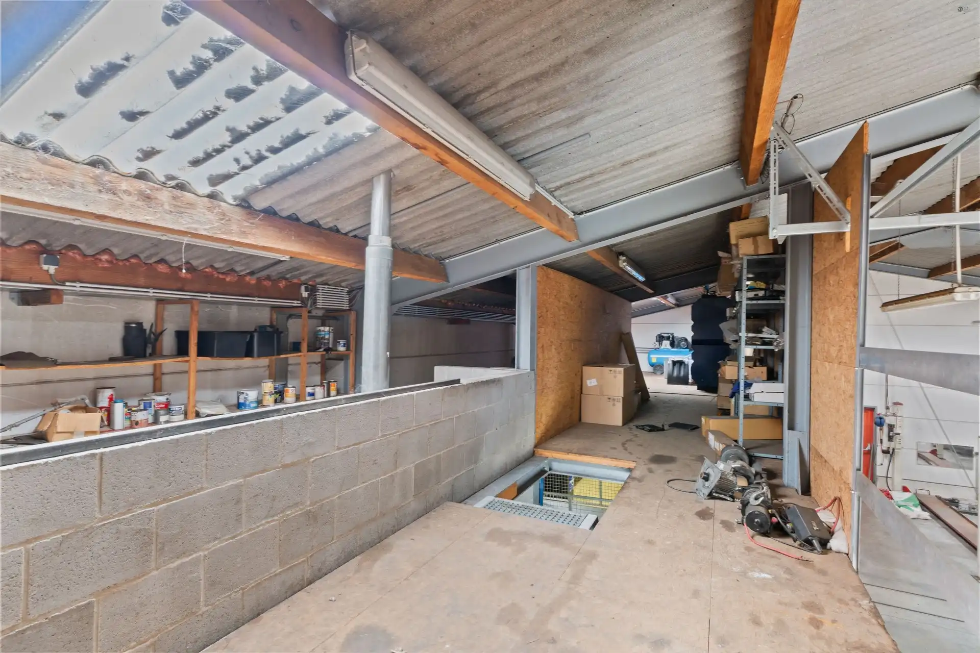 2 Vergunde magazijnen, showroom en woning op een ruim perceel foto 31