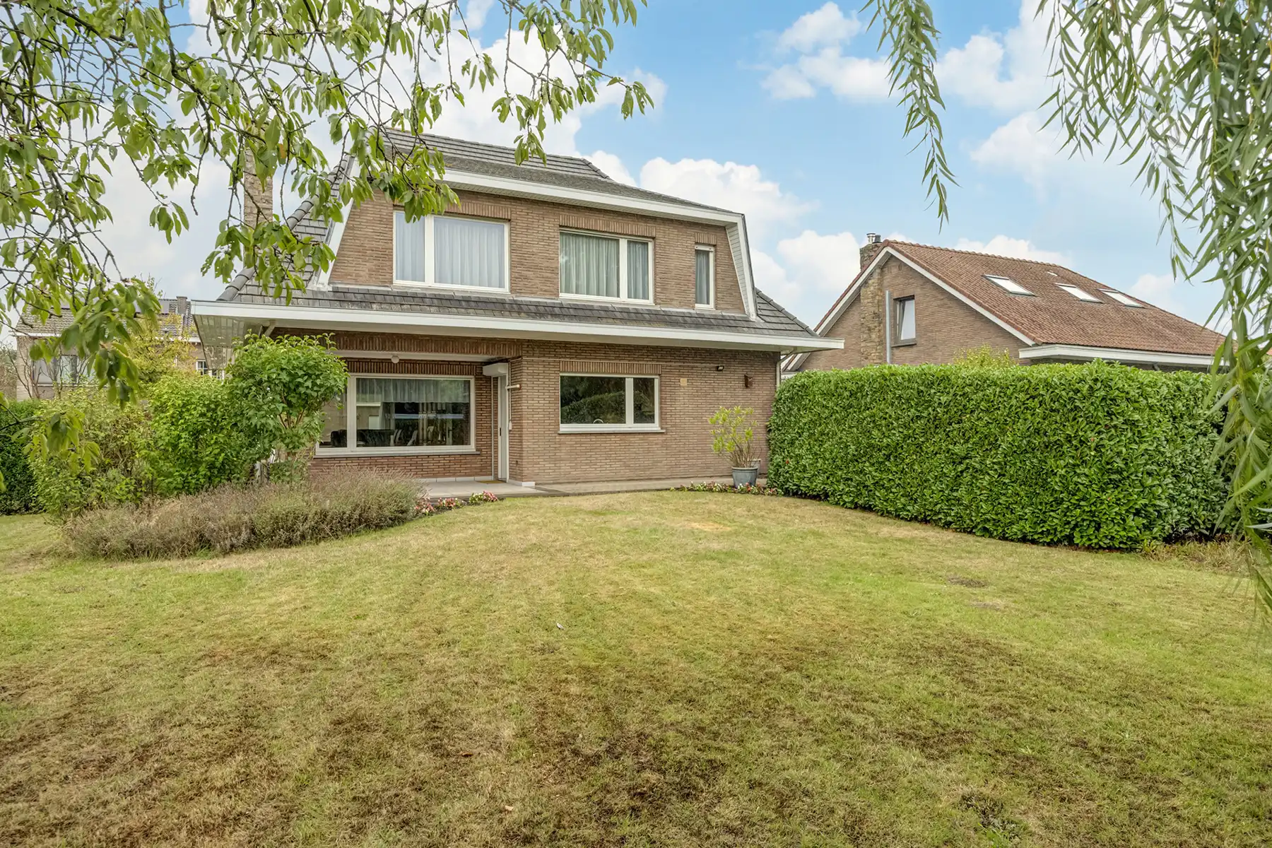 Landhuis met private tuin, vier slaapkamers en twee garages foto 19