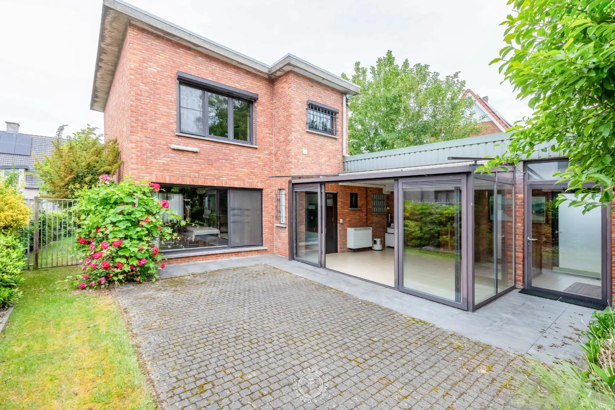 Open bebouwing met magazijn op een perceel van ca. 1.673 m²  in het centrum van Belsele foto {{pictureIndex}}