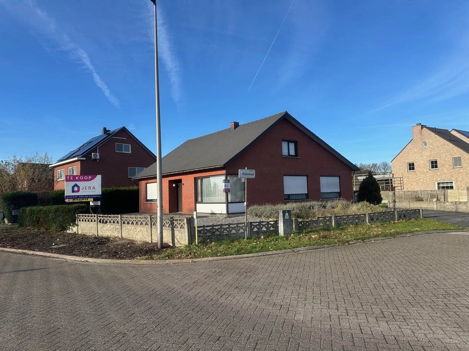 Hoofdfoto van de publicatie: Mooi gelegen te renoveren woning op een hoekperceel, nabij het centrum en wandelgebied 'Sahara'.