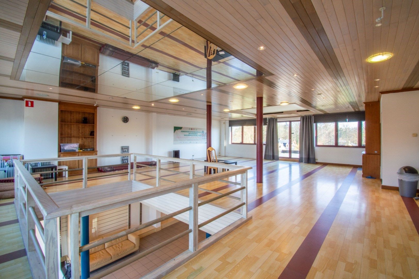 Zéér ruim (475m²) handelspand te centrum Sint-Pieters-Leeuw! foto 8