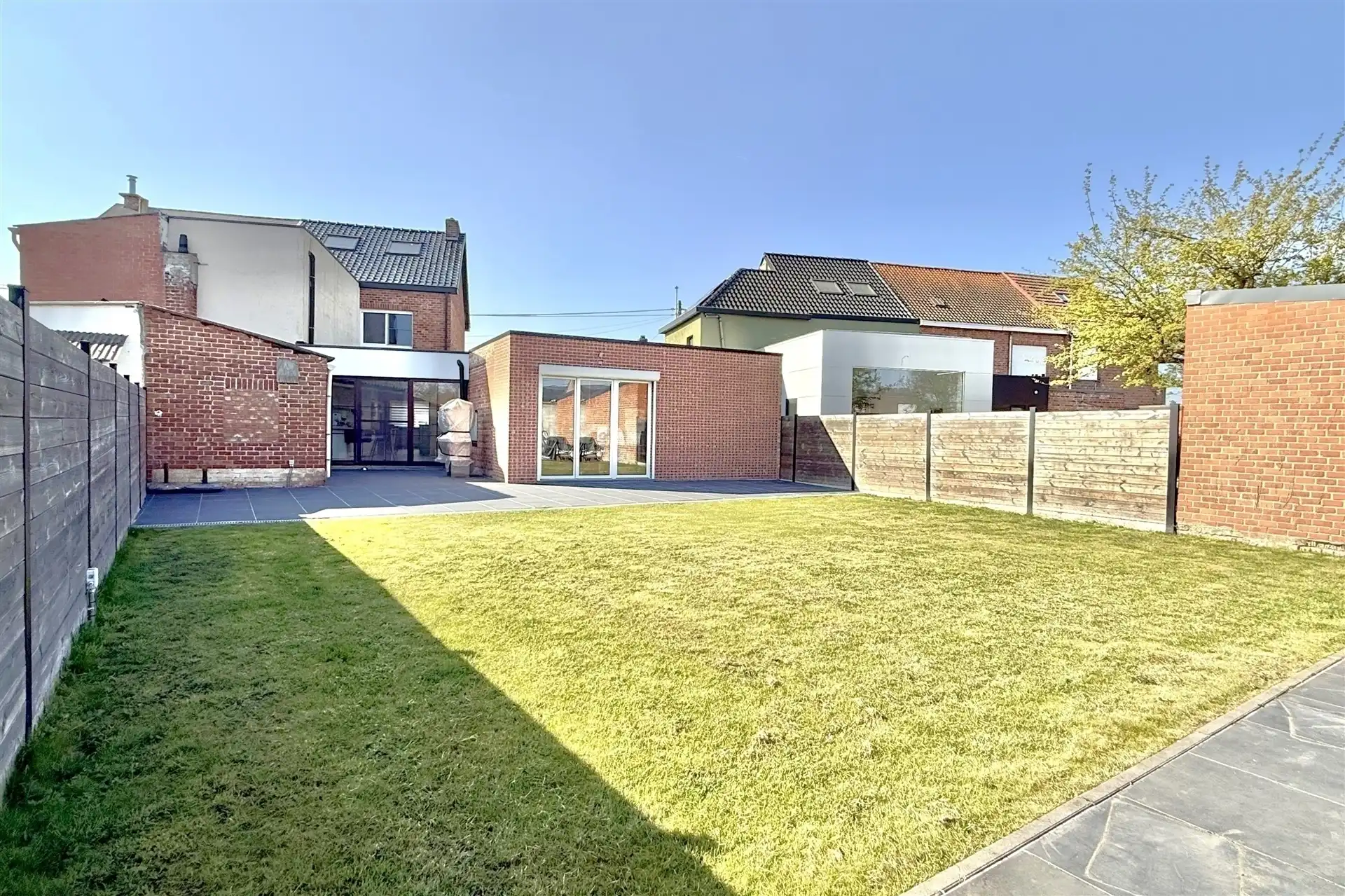 Gerenoveerde woning met 4 slaapkamers foto 24