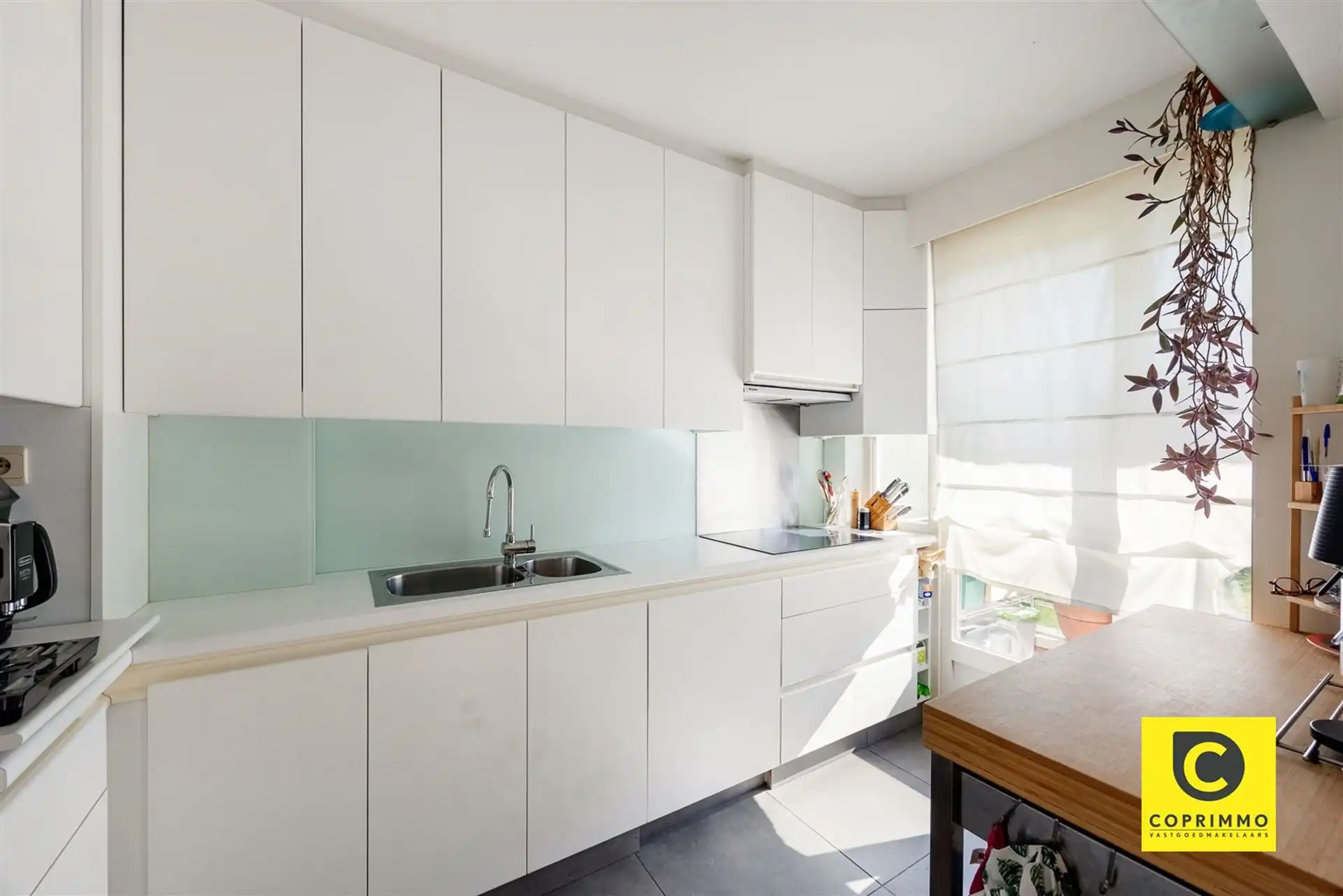Riant 4 slaapkamer app + garage foto 6
