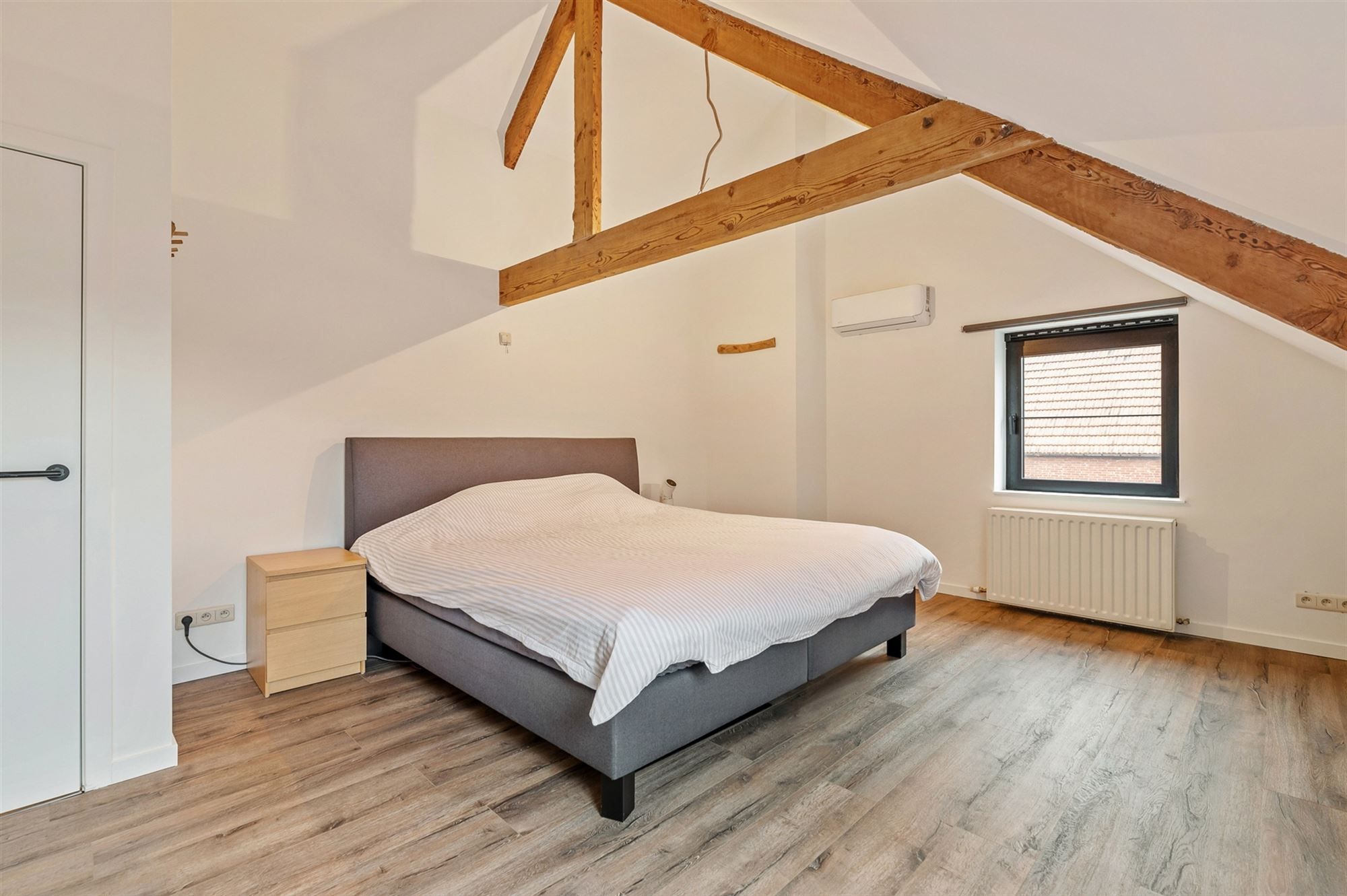 PRACHTIG GERENOVEERDE WONING MET RUIME GARAGE OP IDEALE LIGGING! foto 15