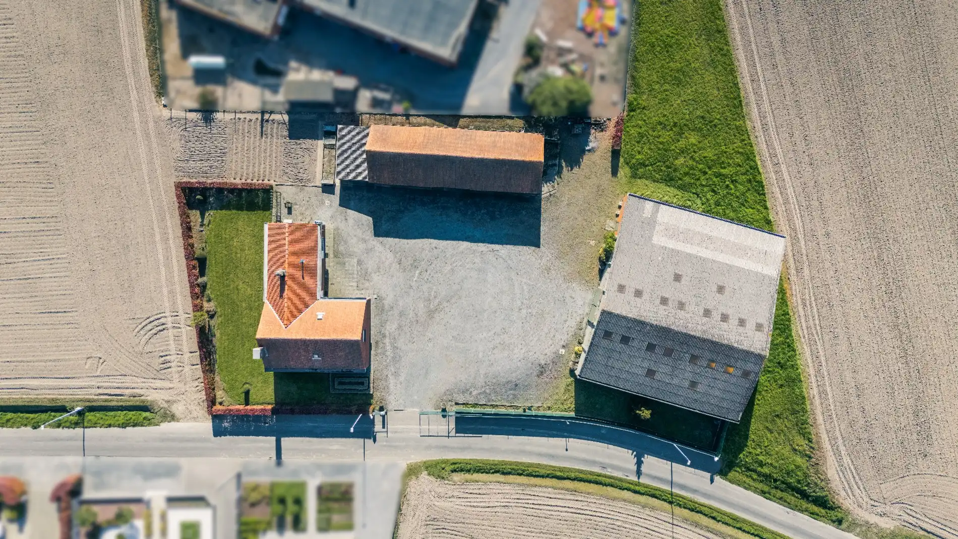 Alleenstaande woning van 291 m² met een loods van 473 m² en een schuur van 189 m² foto 3