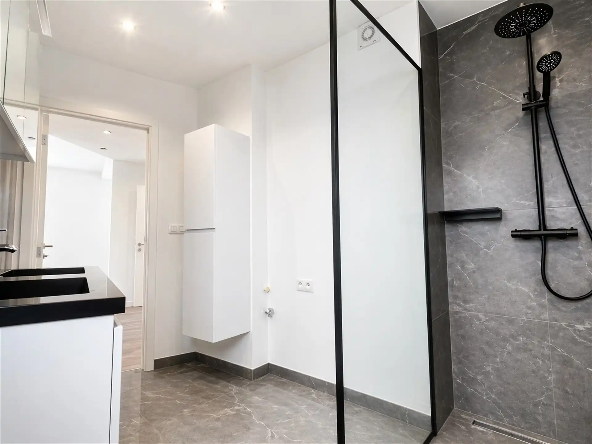 ruim appt met veel lichtinval in hartje Wilrijk! foto 6