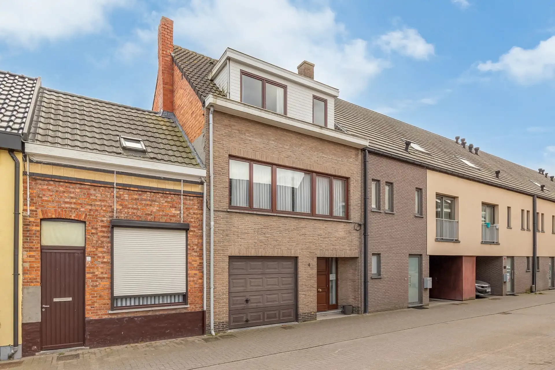 Hoofdfoto van de publicatie: Op te frissen bel-étage woning met 3 slaapkamers en grote garage & tuin