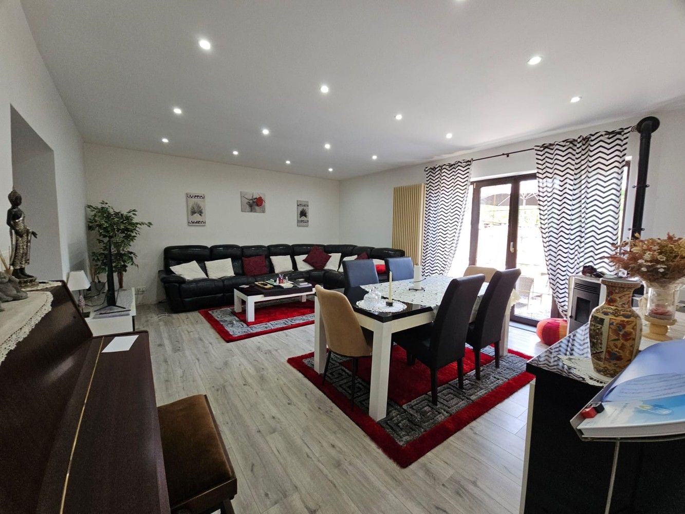 Ruime woning met tuin, 4 slaapkamers en 2 garages foto 2