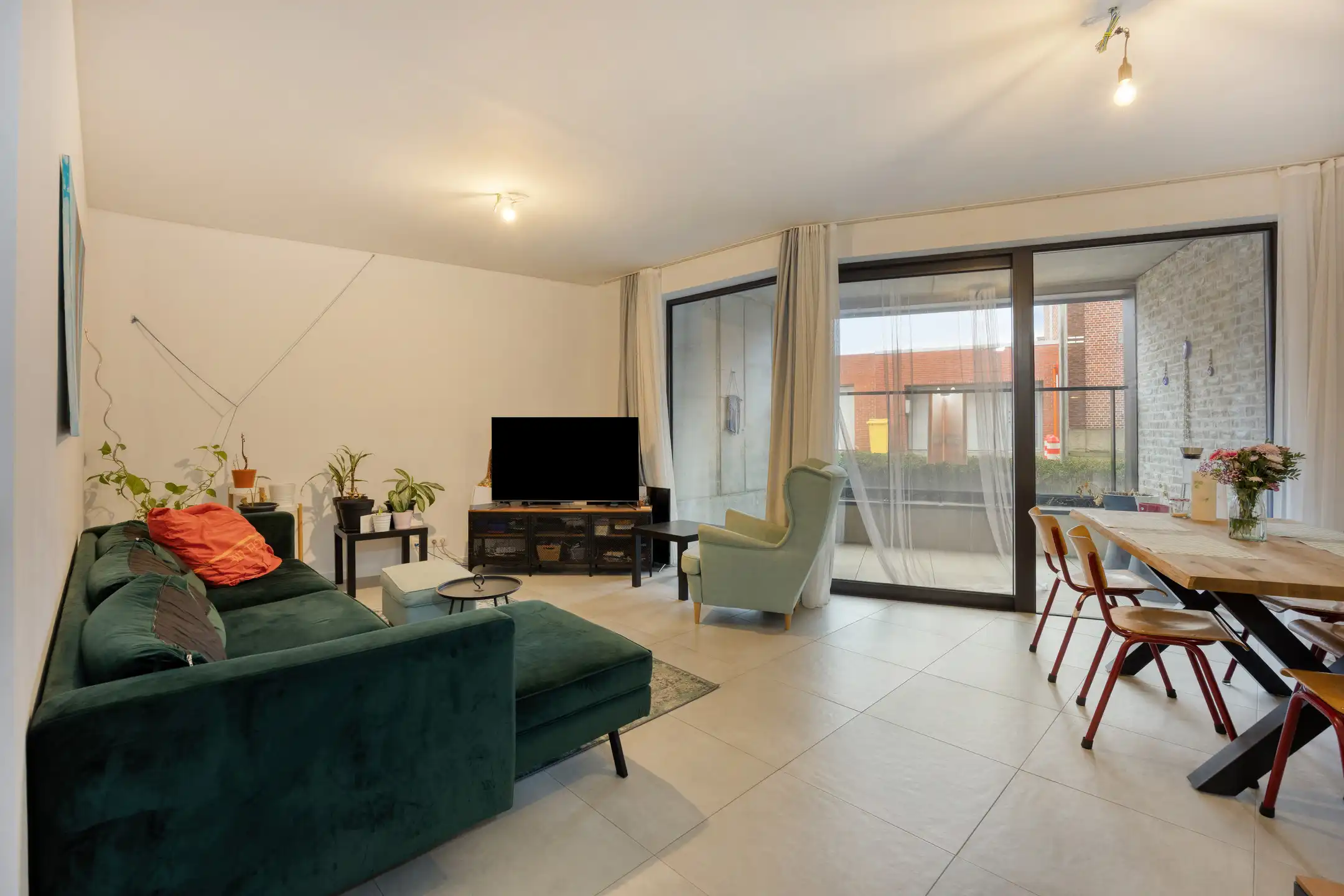 Recent, gelijkvloers appartement met 2 slaapkamers en terras foto {{pictureIndex}}